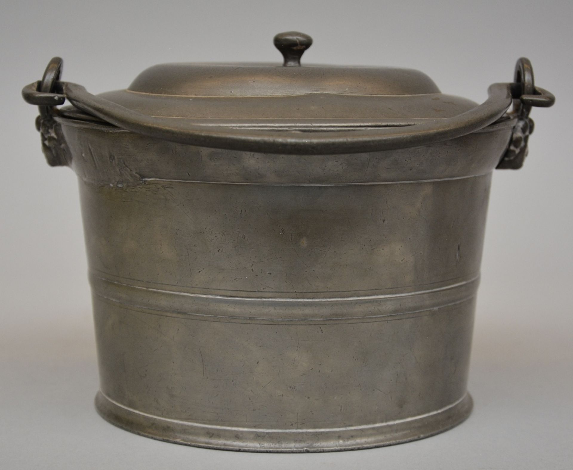 A 19thC French pewter feet warmer and a ditto food recipient, H 6 - W 26 - D 15cm / H 23 - - Bild 6 aus 9