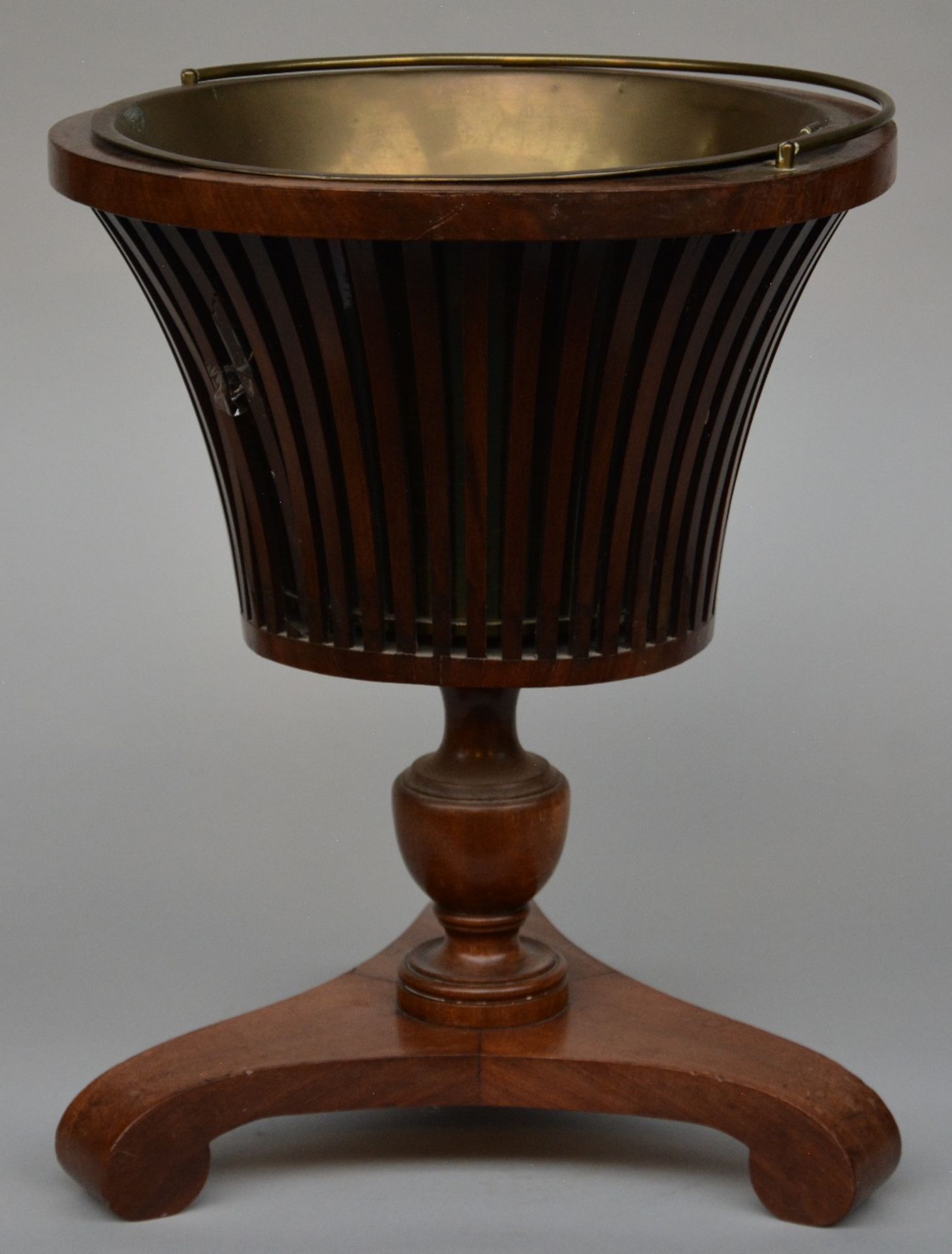Mahogany and brass tea stove, 19thC, H 48 - Diameter 37,5 cm (minor damage)
