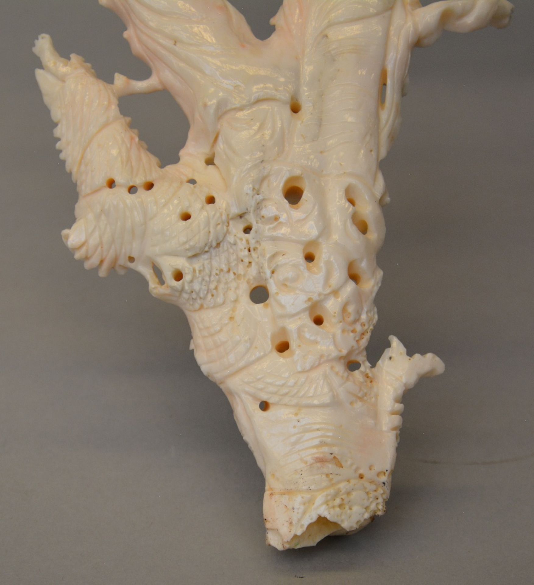 A Chinese white coral sculpture carved with figures, birds and flowers, on a wooden base, H 45 - Bild 8 aus 9