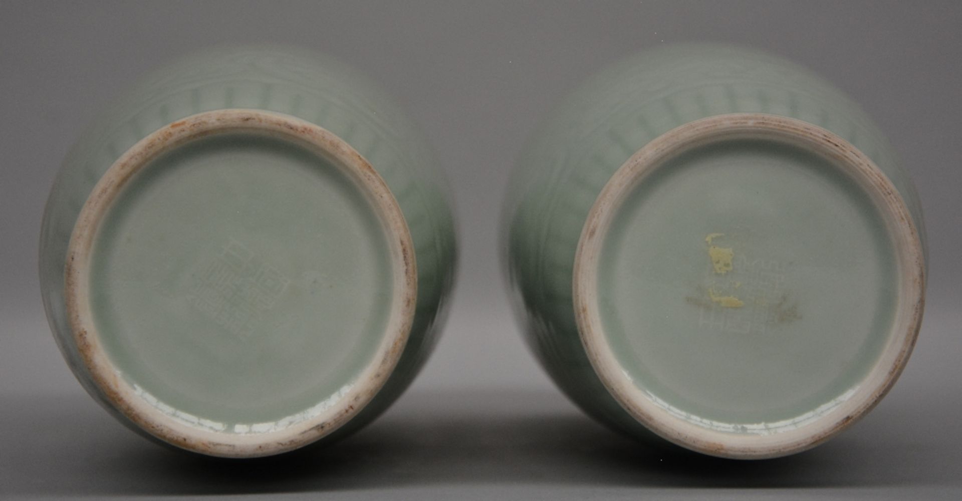 A pair of Chinese celadon vases, marked; added three ditto dishes, H 30,5 - 31 cm / Diameter 15 - - Bild 7 aus 10