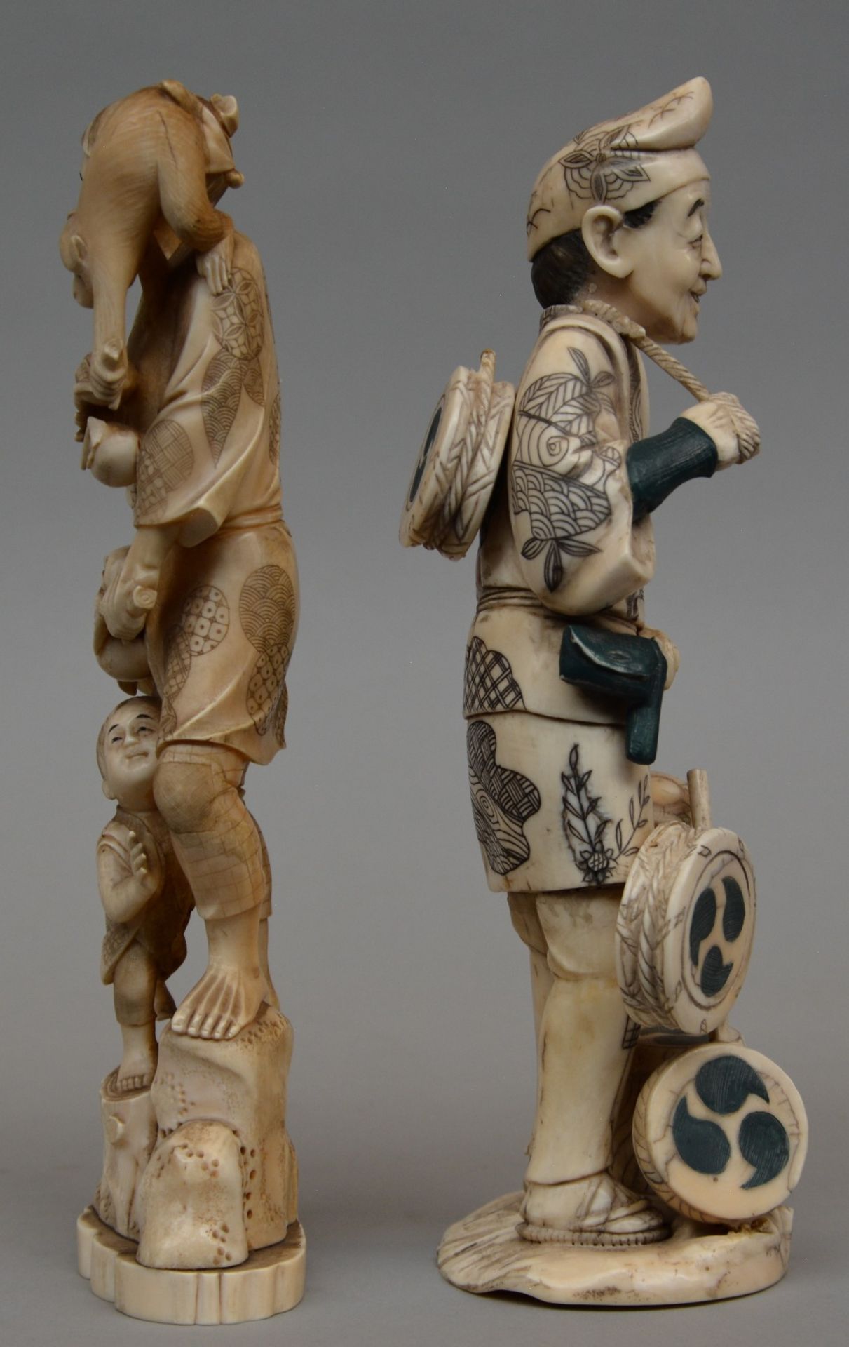 Two Japanese ivory okimono figure of a peasant with a child and monkey; added a peddler, both - Image 4 of 8