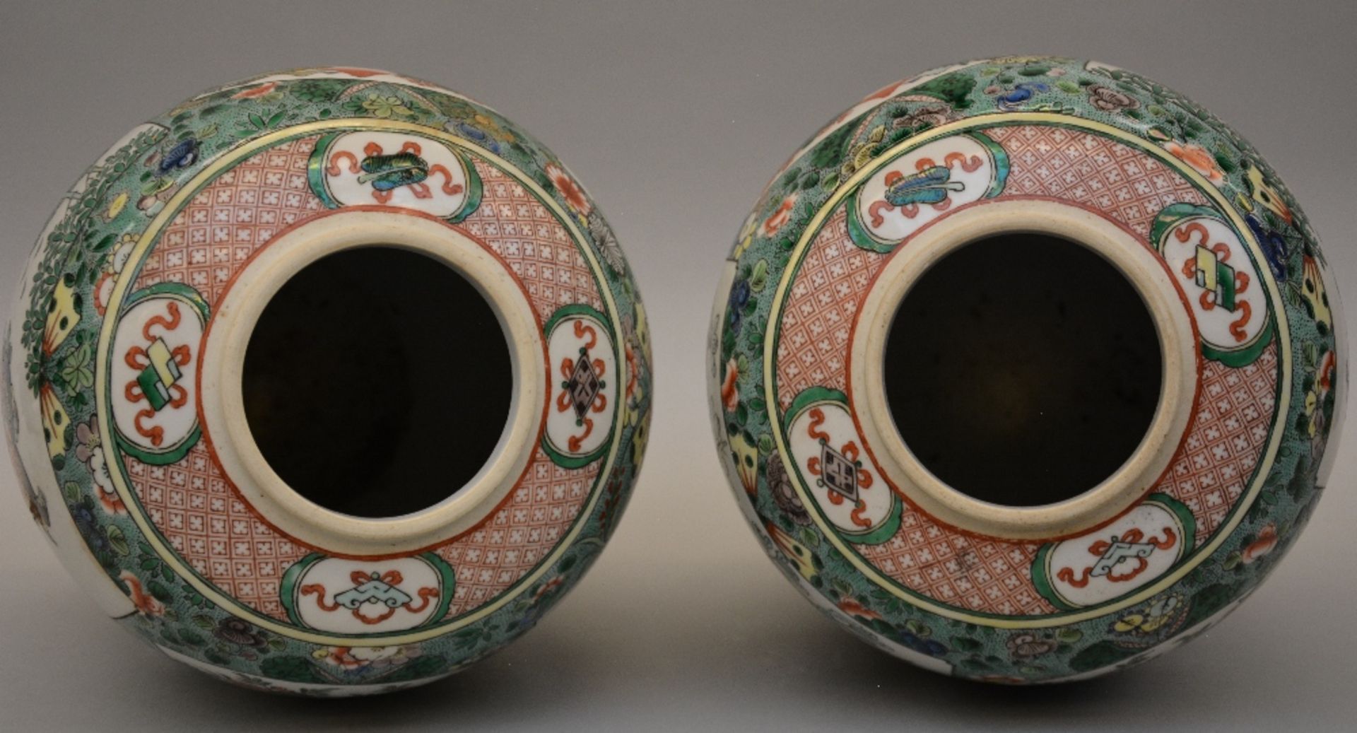 A pair of Chinese famille verte pots with cover, painted with floral motifs, birds and a - Bild 5 aus 8