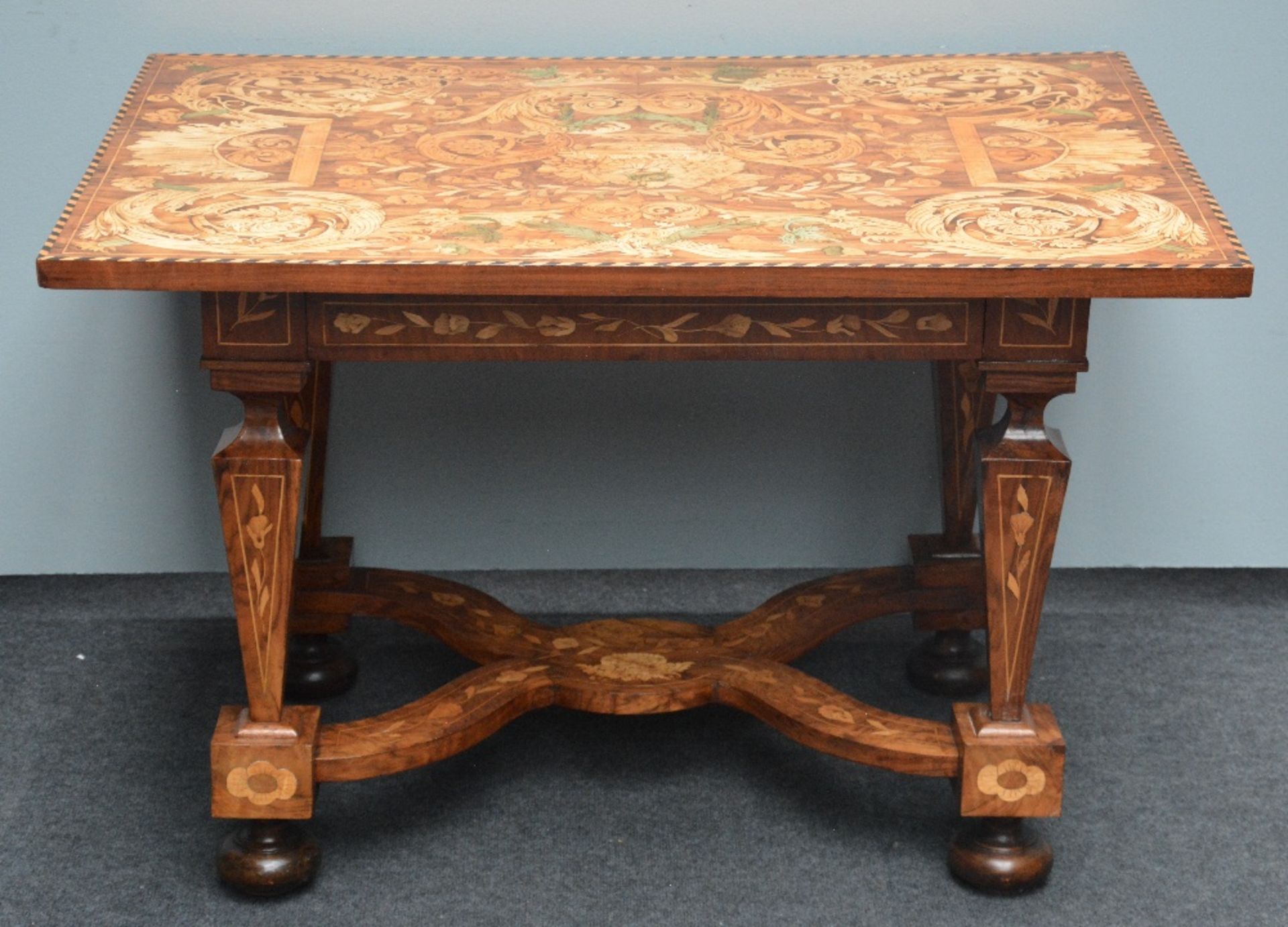 An exceptional LXIV-style Dutch writing desk with walnut veneer and marquetry, early 18thC; added - Bild 5 aus 11
