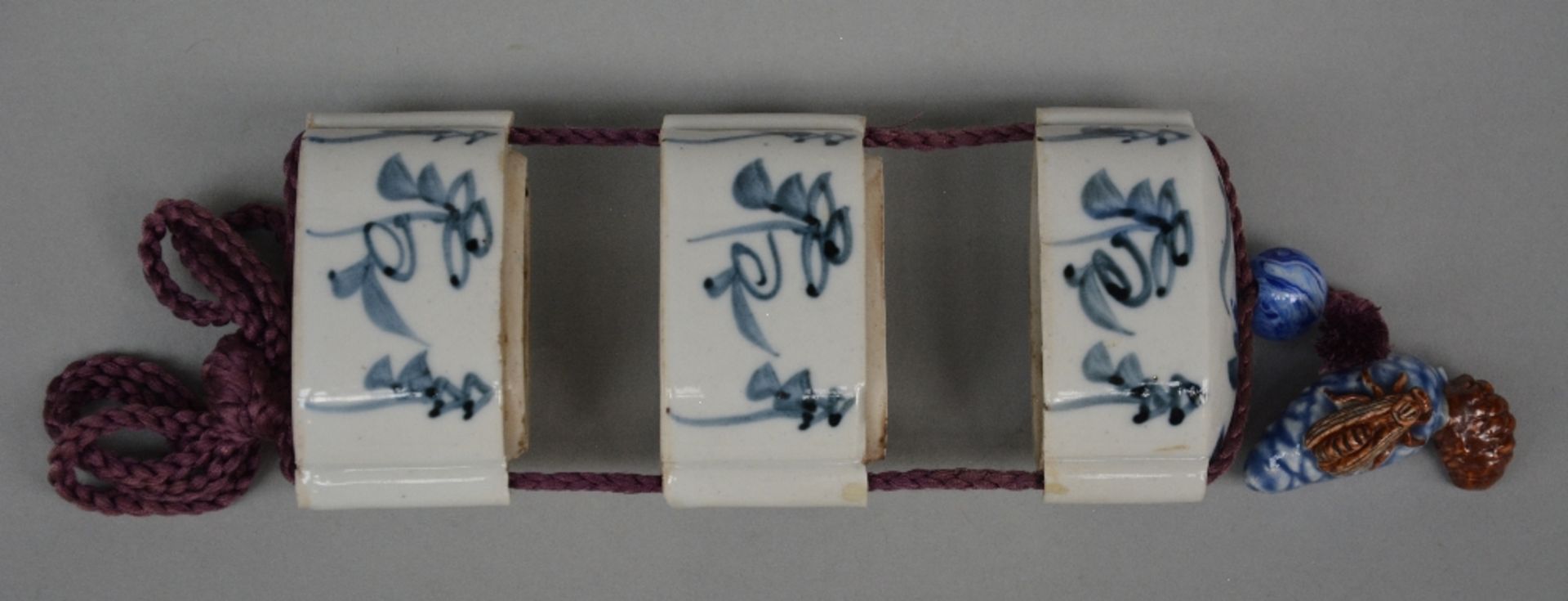 A Japanese blue and white decorated inr¨­, probably 18thC, H 10,5 cm - Bild 3 aus 4