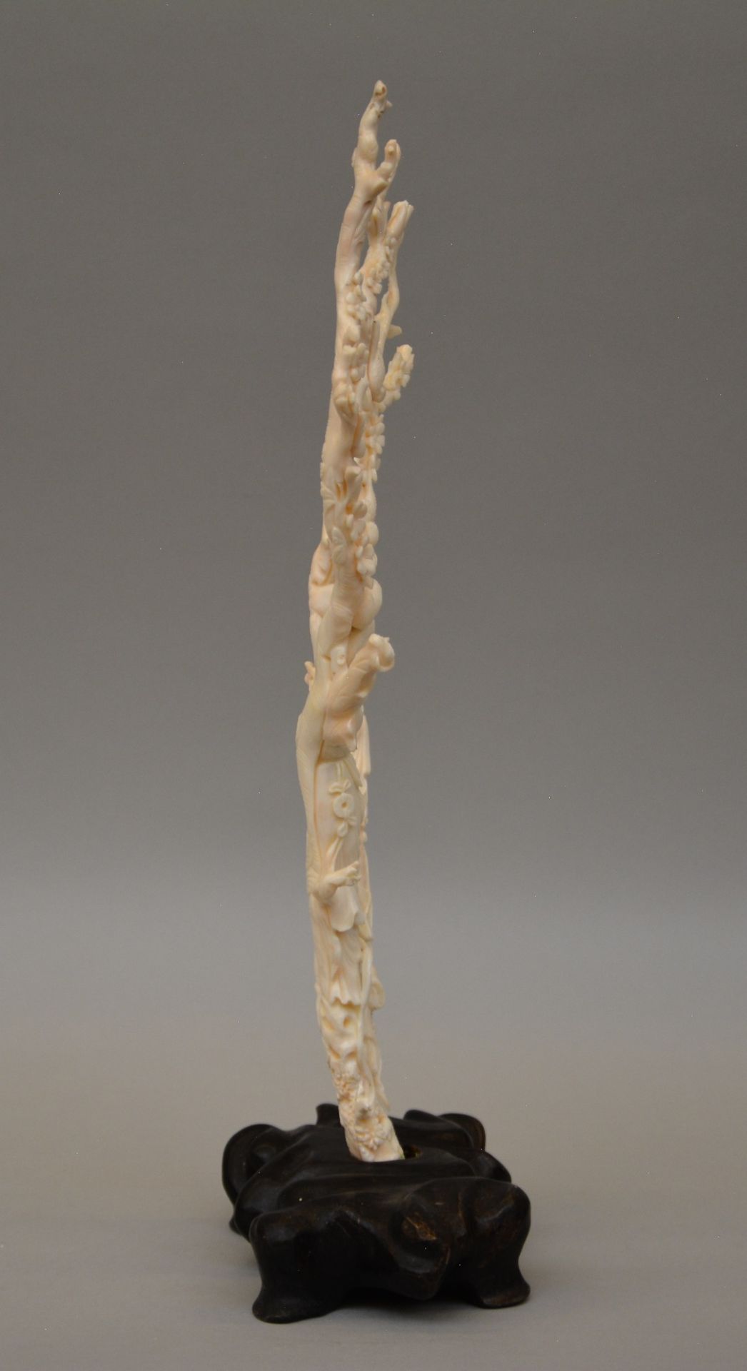 A Chinese white coral sculpture carved with figures, birds and flowers, on a wooden base, H 45 - Bild 4 aus 9