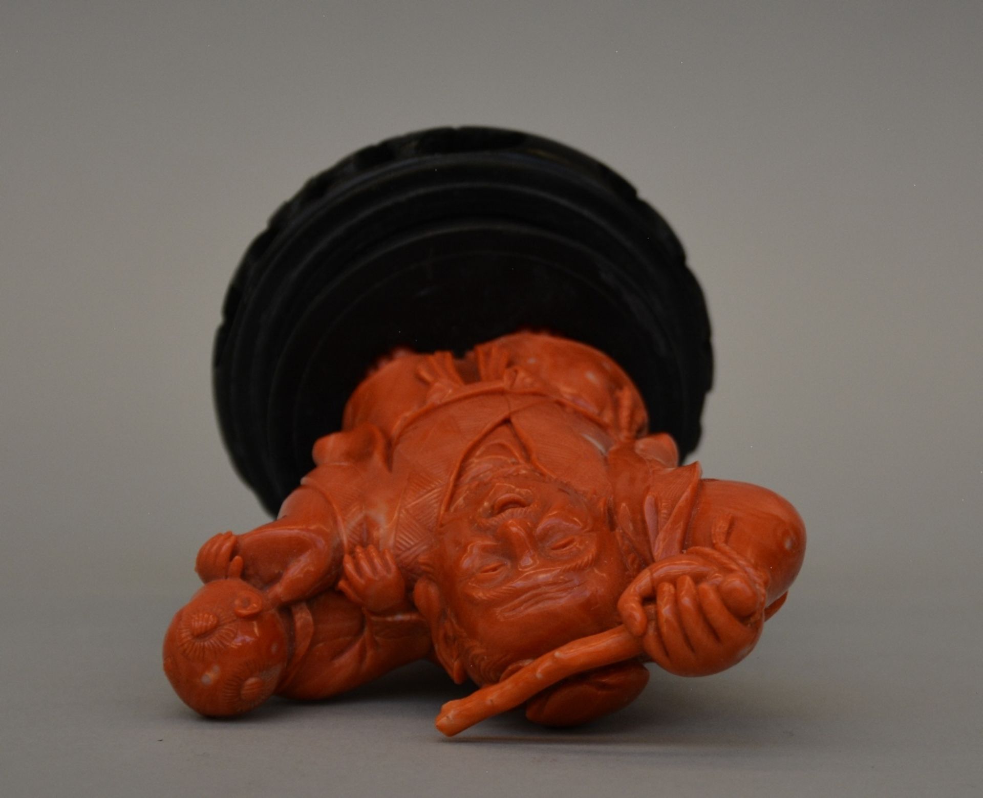 A Chinese carved red coral sculpture of an old man with a child, H 16,5 cm, Weight 565 g (minor - Bild 5 aus 6