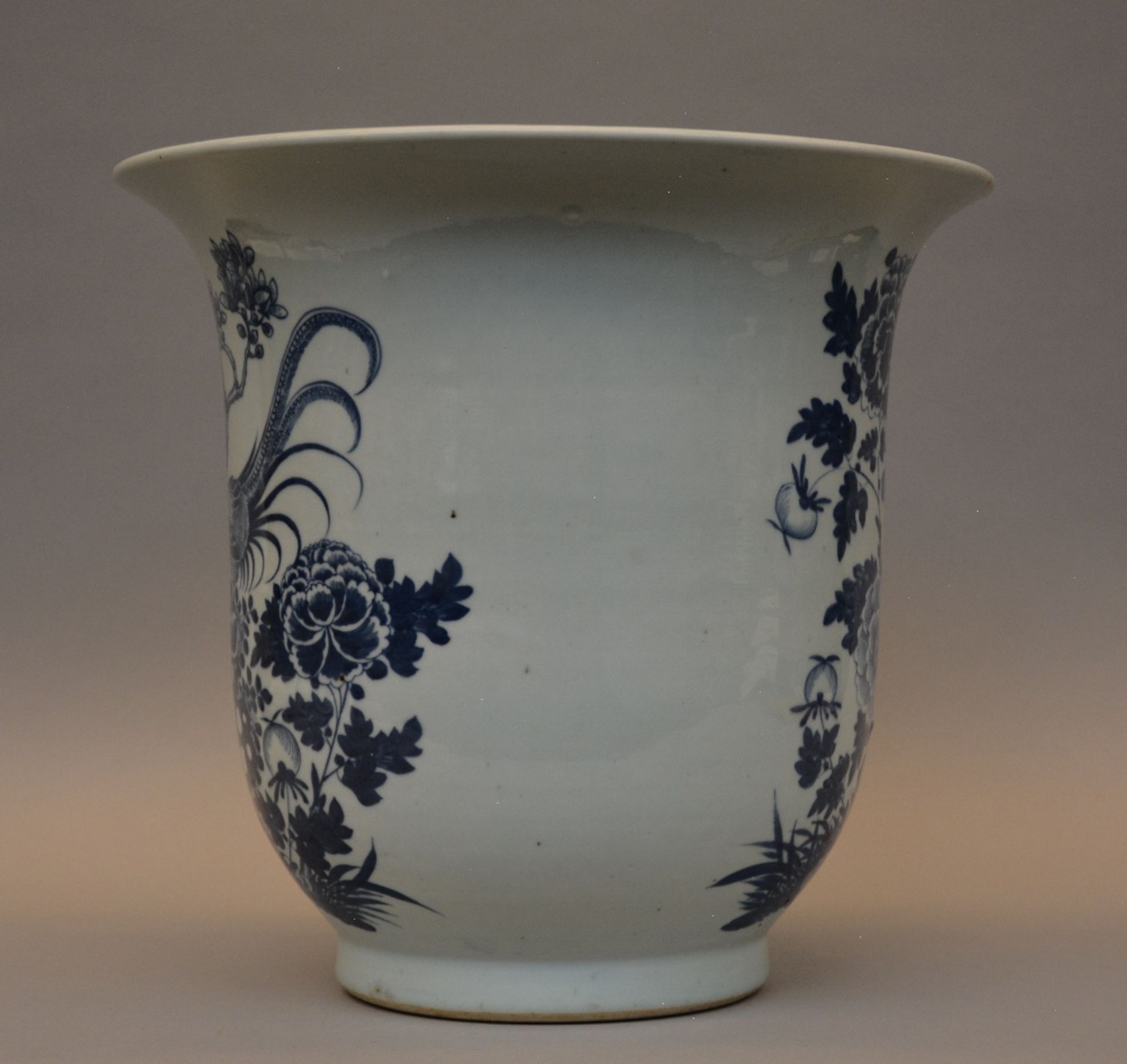 A Chinese blue and white decorated cachepot with floral decoration, painted with birds, H 37,5 - - Bild 4 aus 7