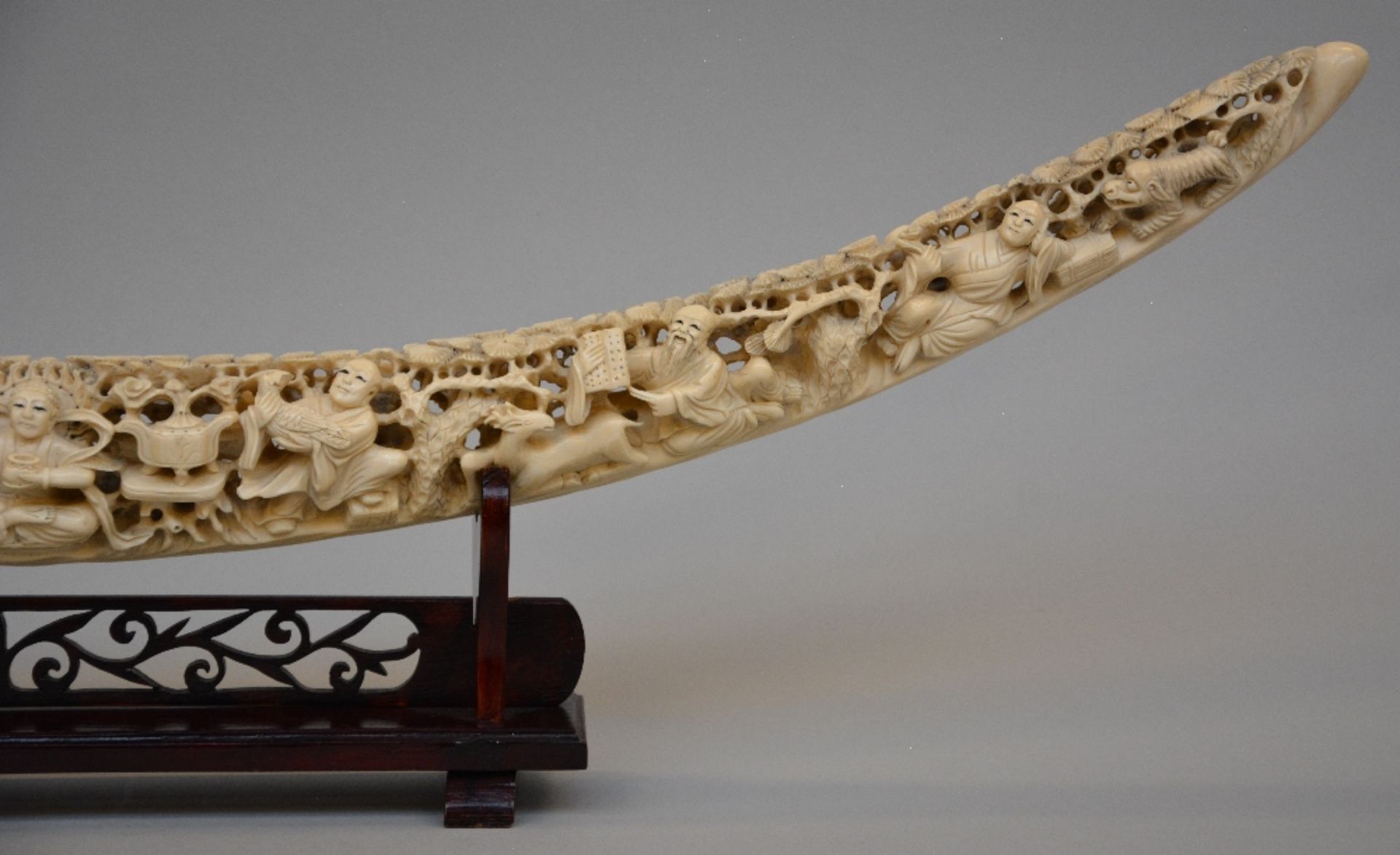 An ivory tusk carved with animated scenes, on a matching wooden base, first half of 20thC, L 86,5 - Bild 3 aus 7