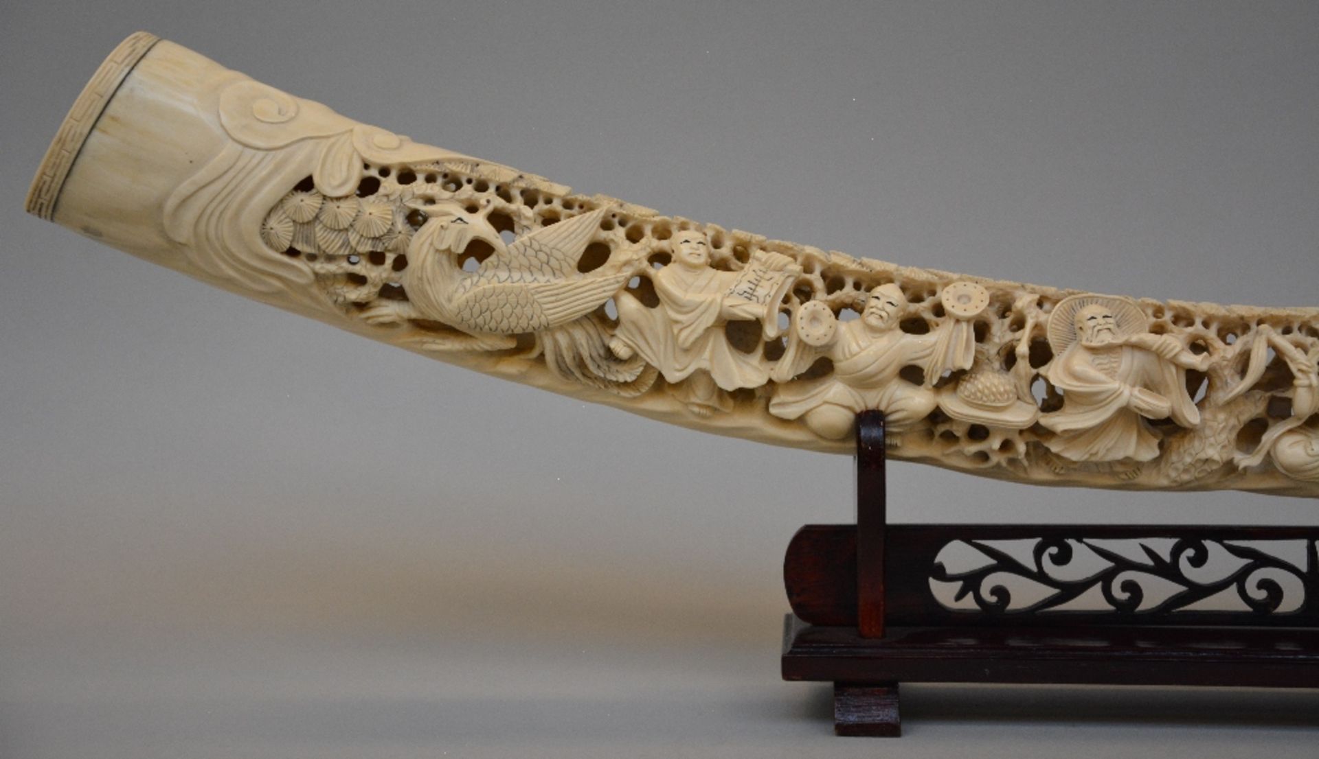 An ivory tusk carved with animated scenes, on a matching wooden base, first half of 20thC, L 86,5 - Bild 2 aus 7