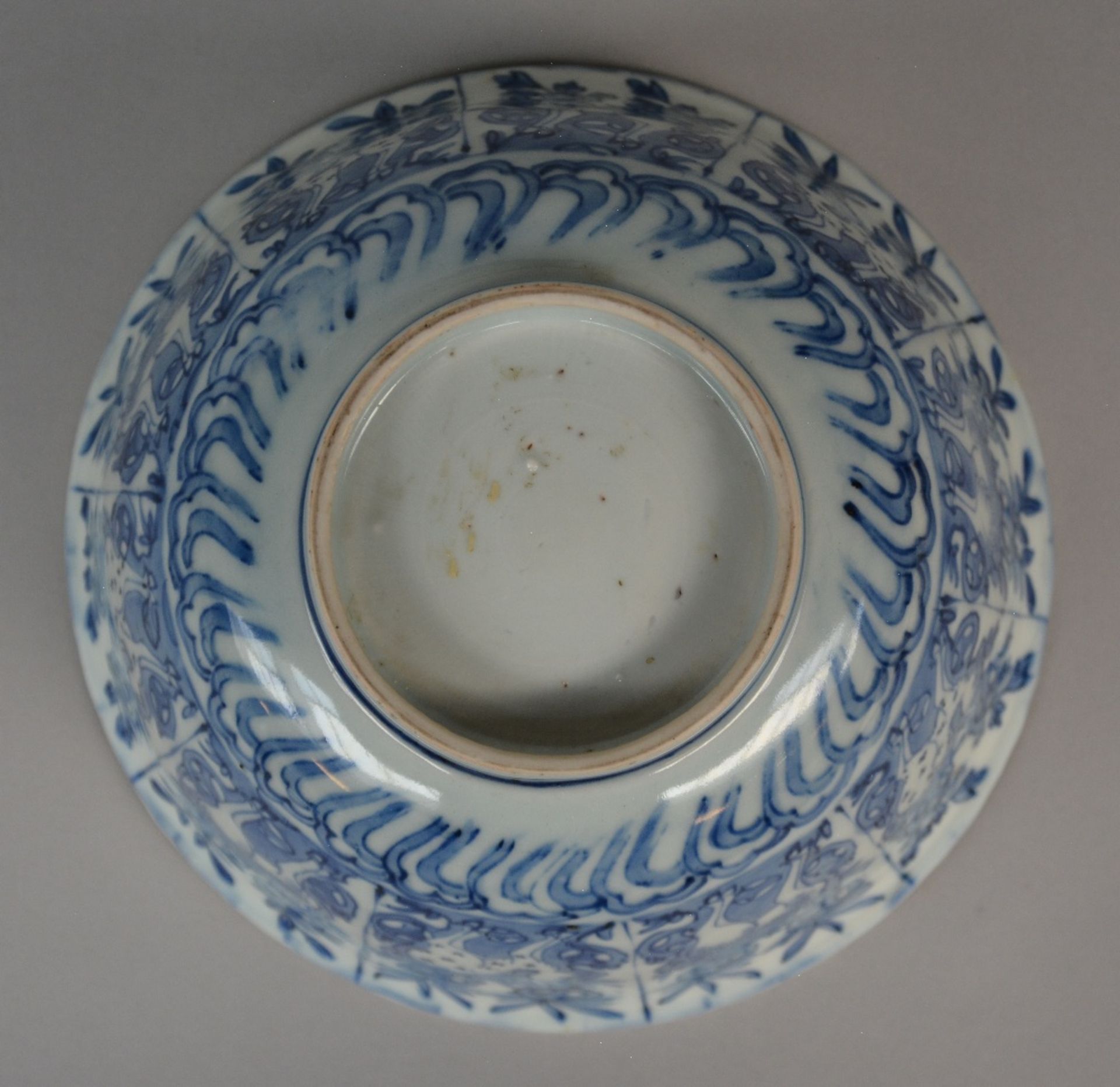 A Chinese blue and white bowl with fluted rim, overall decorated with deer in a landscape, on the - Bild 7 aus 7