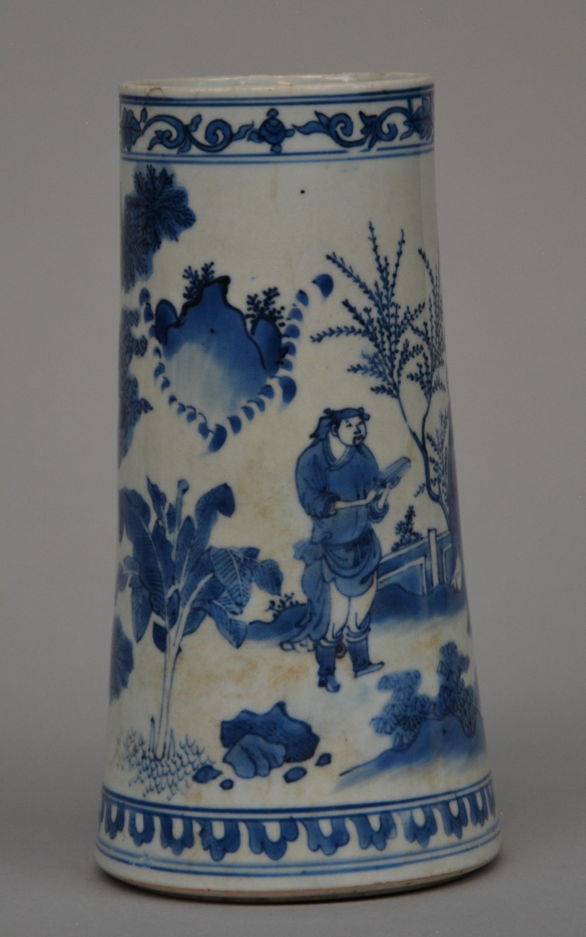 A Chinese blue and white jug, decorated with two figures in a landscape, Transitional period, H 20 - Bild 4 aus 5