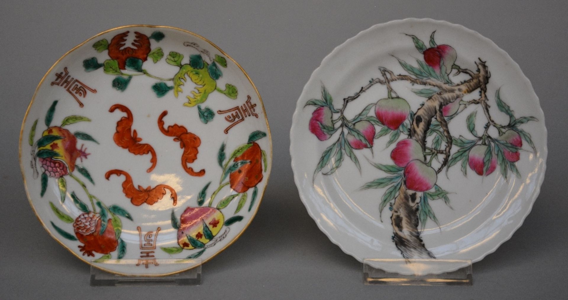 Ten Chinese polychrome decorated plates depicting figures, flowers, fishermen, birds, and peaches, - Bild 4 aus 12