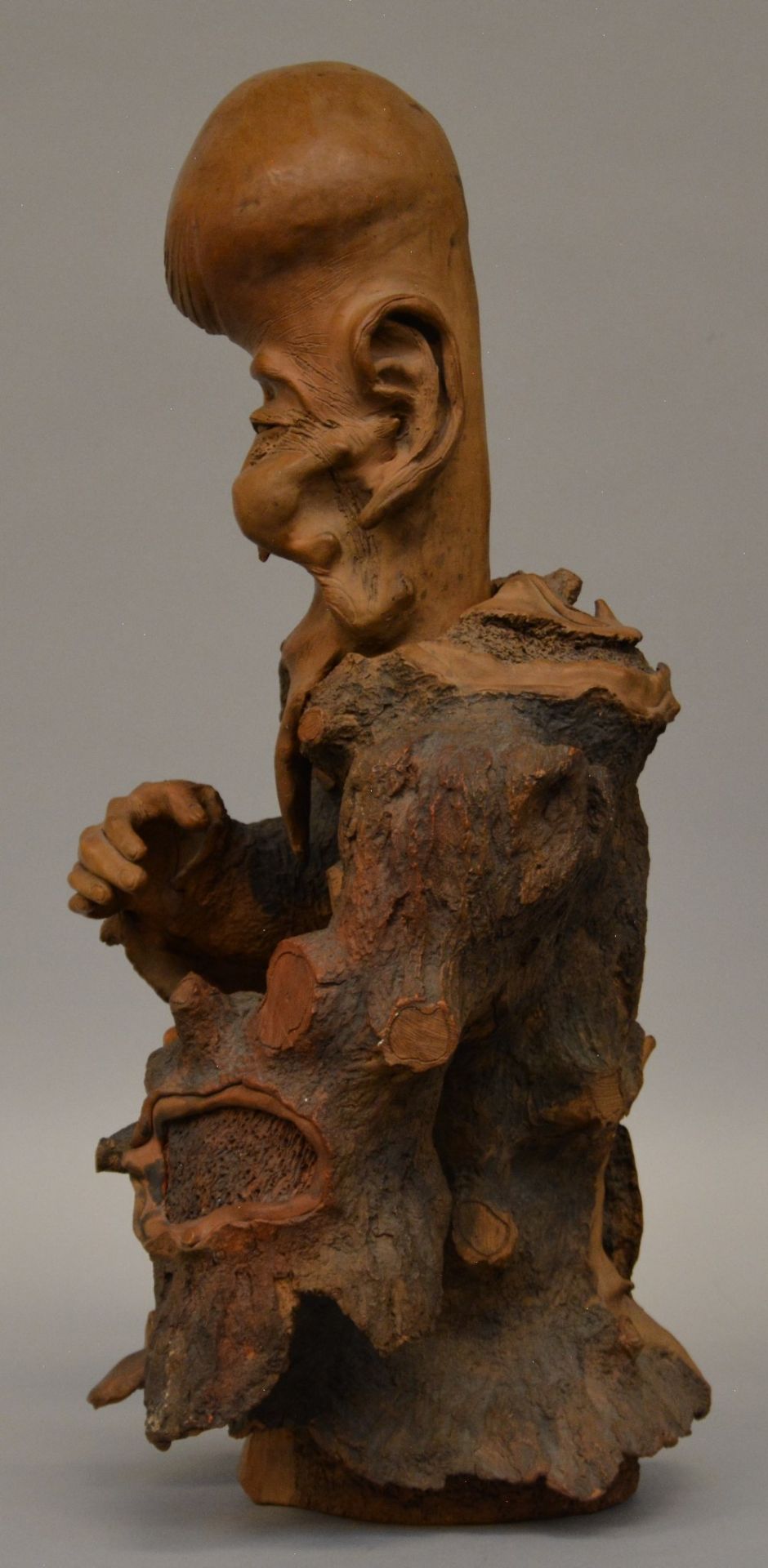 An Oriental terracotta sculpture depicting a sage, H 53,5 cm - Bild 2 aus 5