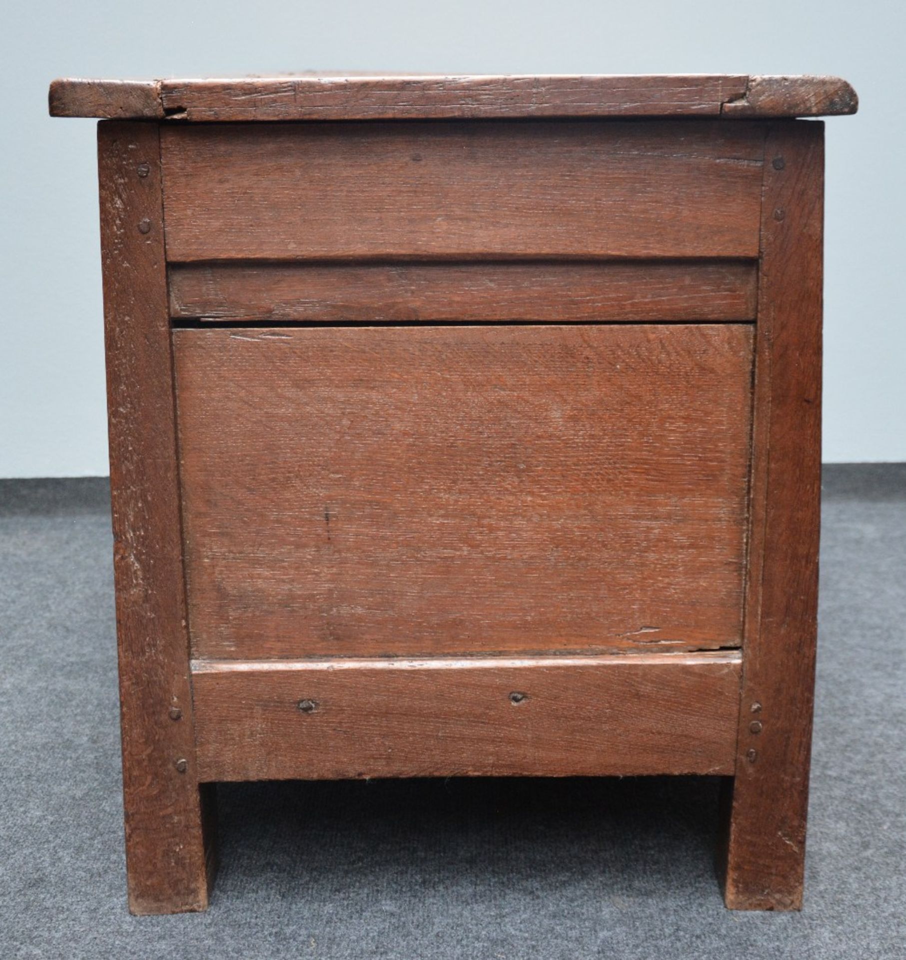 An 18thC oak chest, H 61 - W 125,5 - D 55 cm - Bild 3 aus 5