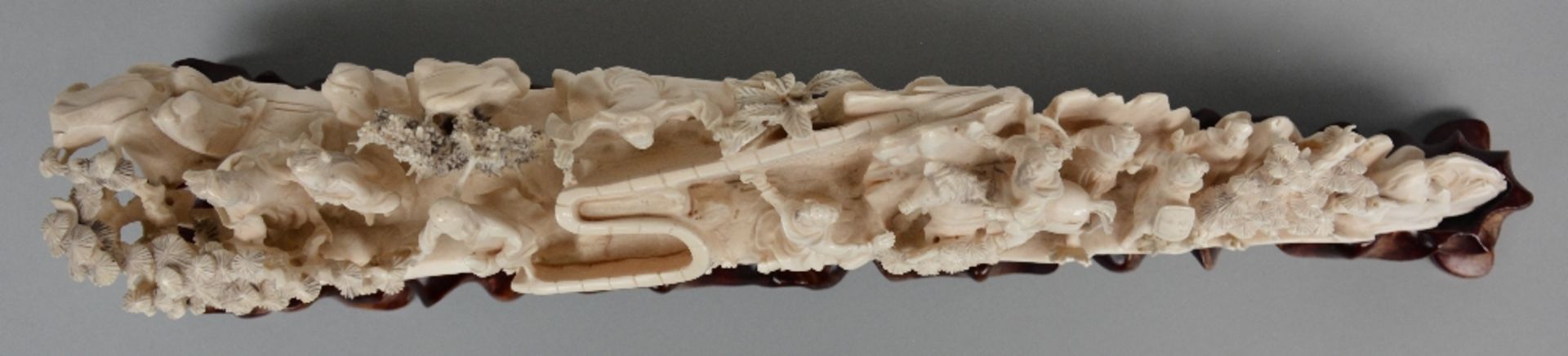 An ivory tusk carved with animated scenes, on a matching wooden base, first half of 20thC, L 45,5 - Bild 5 aus 7