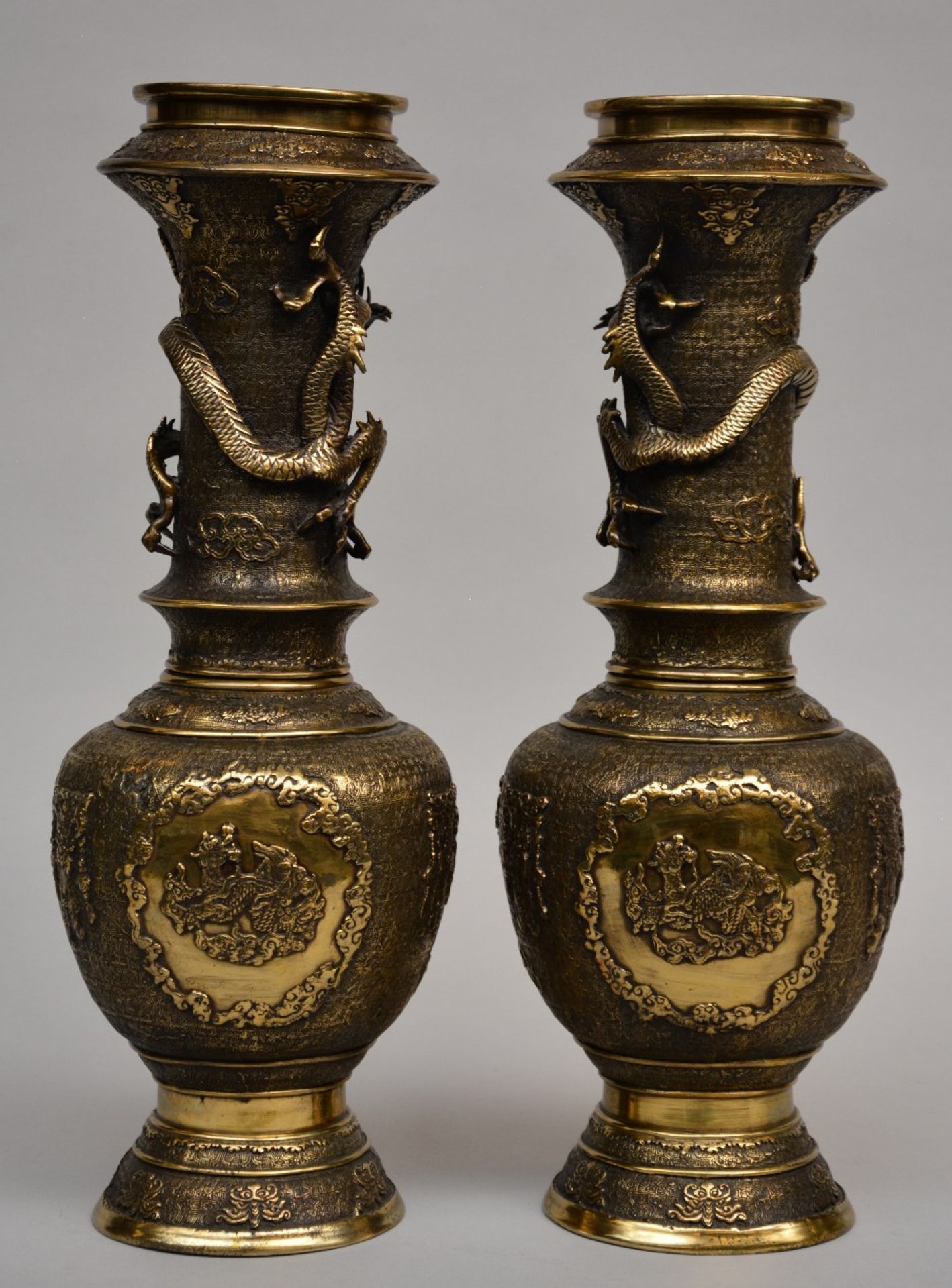 A pair of Oriental bronze vases with relief decoration of dragons, 19thC, H 49 cm - Bild 3 aus 8