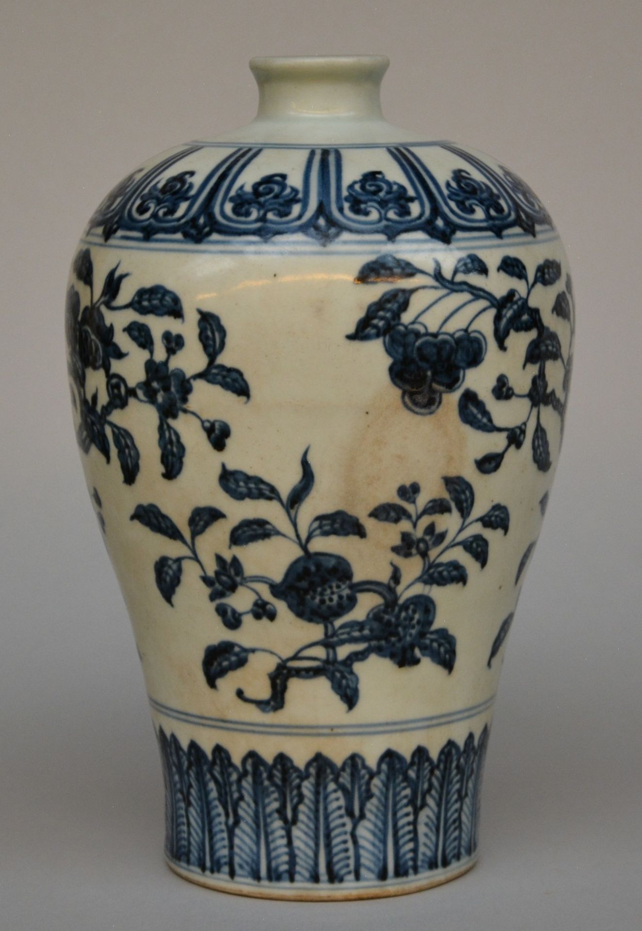 A Chinese blue and white decorated Meiping vase with floral decoration, probably 17thC, H 28,5 cm ( - Bild 3 aus 6