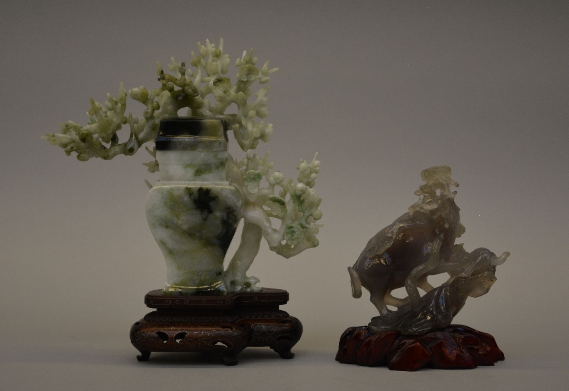 Two Chinese gemstone carvings (small vase with cover and dog with puppy), 20thC, both with wooden - Bild 3 aus 7