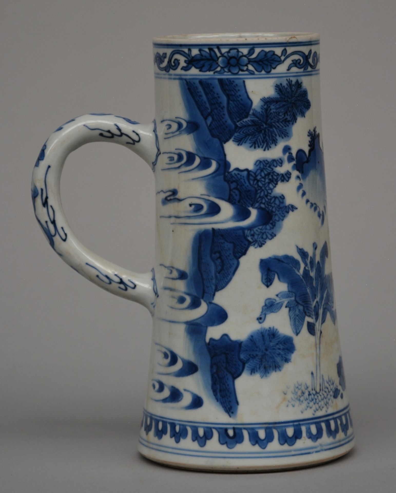 A Chinese blue and white jug, decorated with two figures in a landscape, Transitional period, H 20 - Bild 3 aus 5