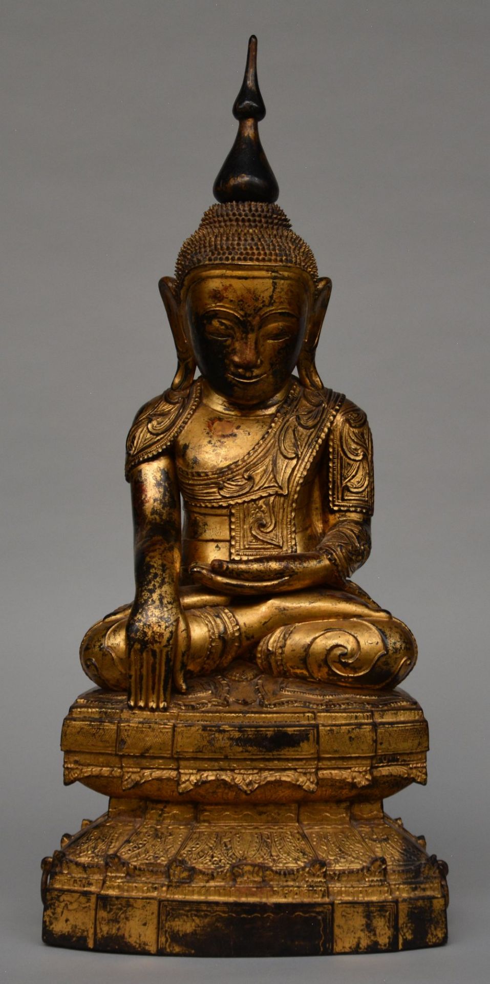 An Oriental gilt wooden sculpture of a seated Buddha, 18th/19thC, H 88 cm
