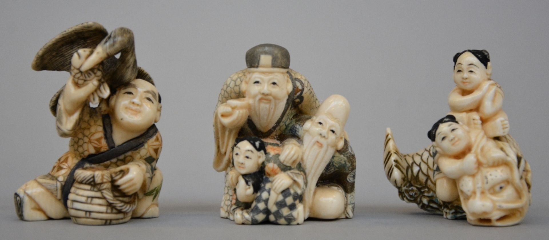 Seven ivory netsuke/okimino, scrimshaw decorated, first half of 20thC, H 5,2 - 4,1 cm, Total - Image 3 of 3