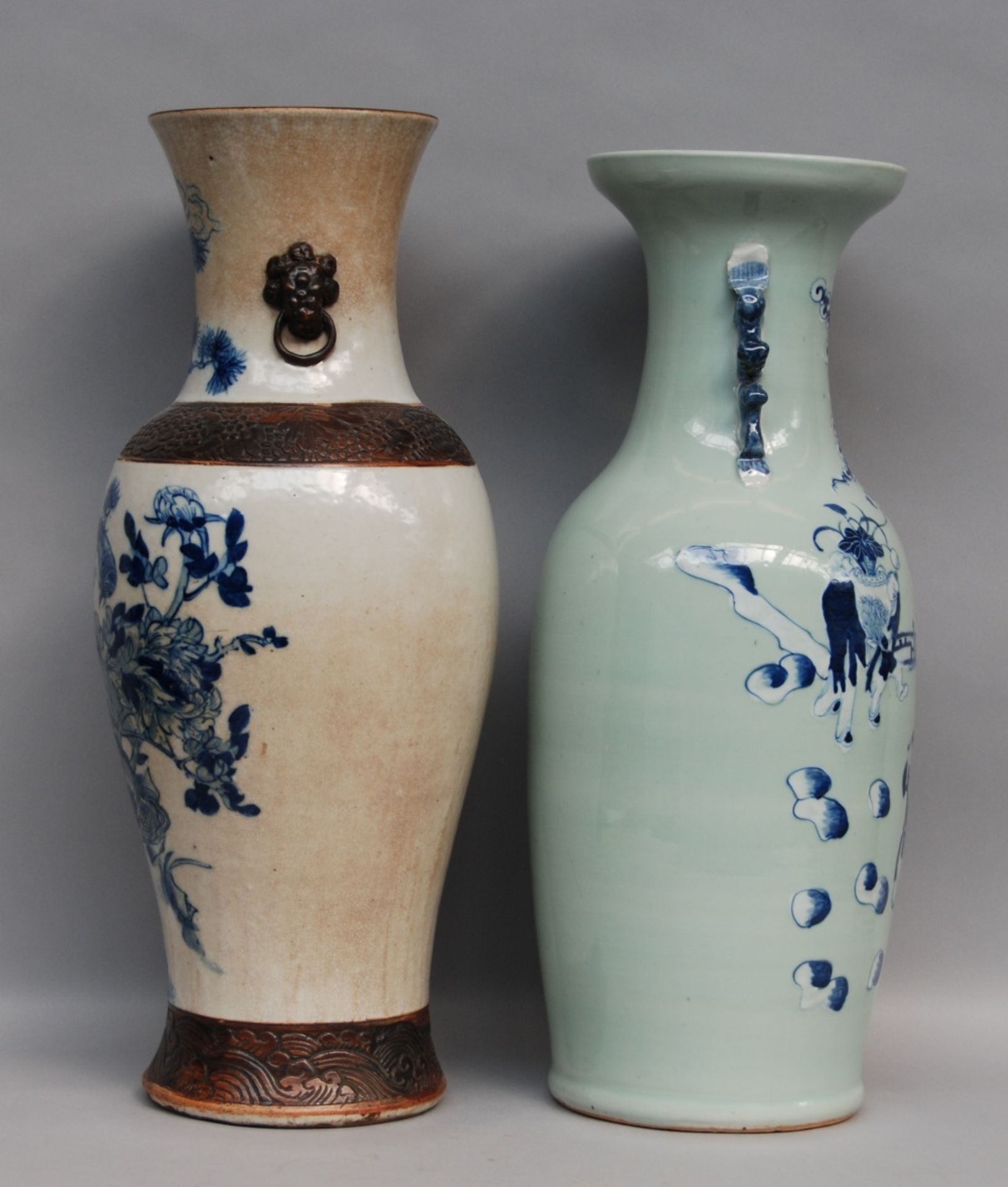 Two Chinese blue and white vases, 19thC, H 59,5 (crack in the bottom) - H 61,5 cm - Bild 4 aus 8