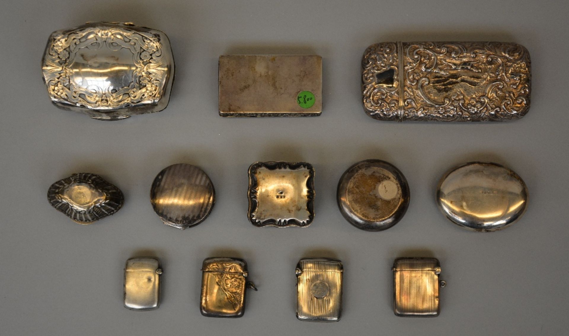 Various Pyrogen match strikers, snuff bottles, pill boxes etc. in English and Continental silver, - Bild 4 aus 4