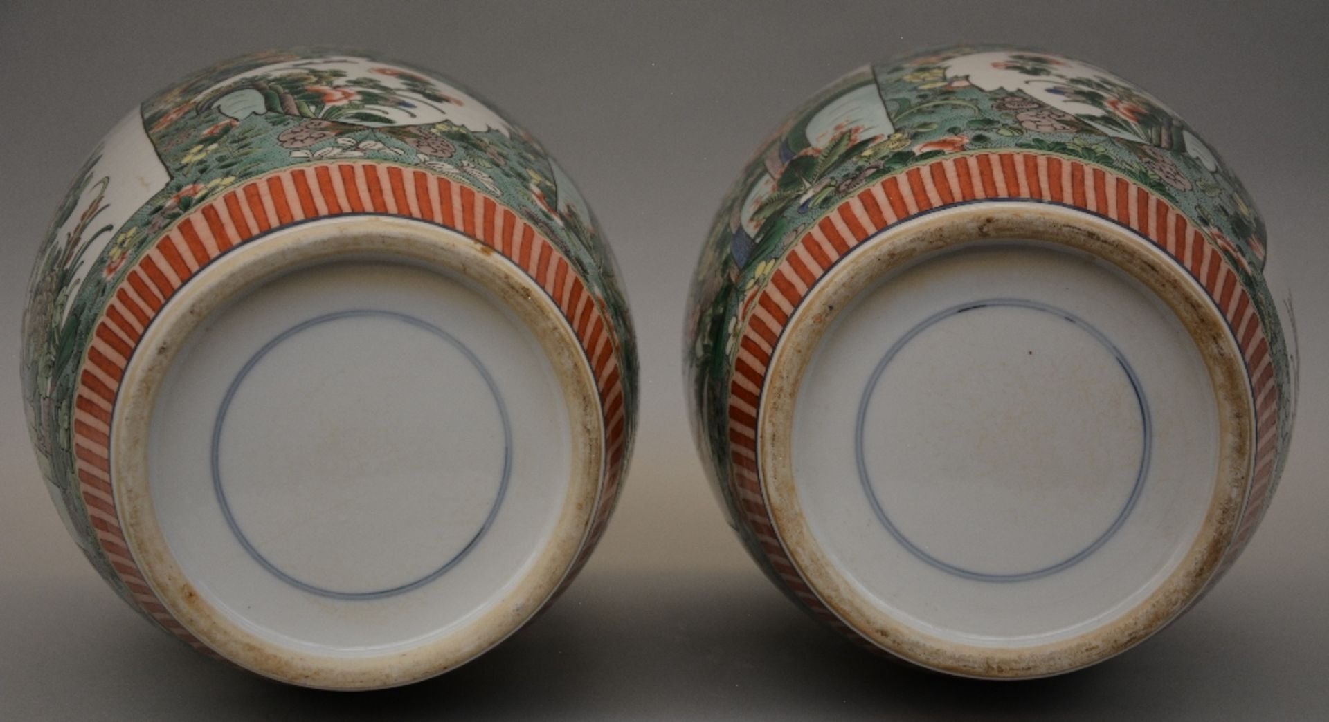 A pair of Chinese famille verte pots with cover, painted with floral motifs, birds and a - Bild 6 aus 8
