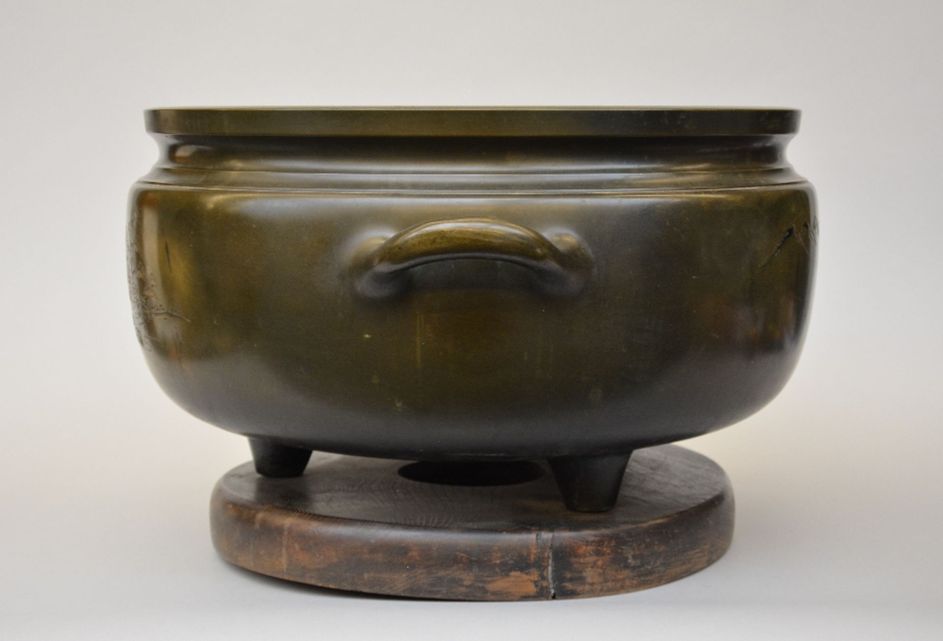 An exceptional Japanese bronze incense burner on a wooden base, late Edo period, H 36,5 - W 70 cm ( - Image 2 of 8