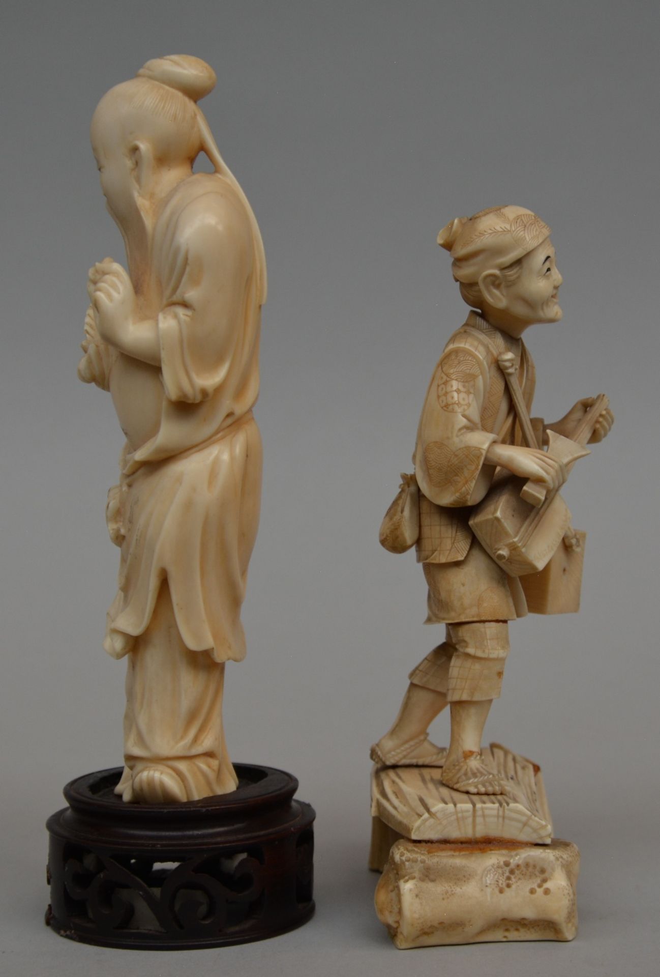 A Japanese ivory okimono figure of a peddler, scrimshaw decorated, Meiji period, H 20 cm; added a - Image 4 of 8