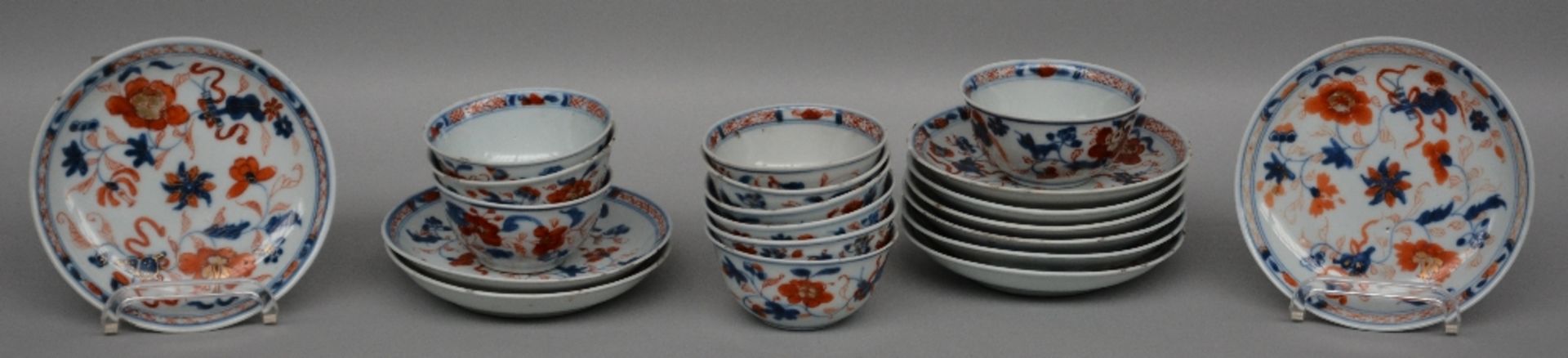 Ten Chinese cups and saucers with floral imari decoration, 18thC, Diameter 12 cm - 7,5 cm (chips on