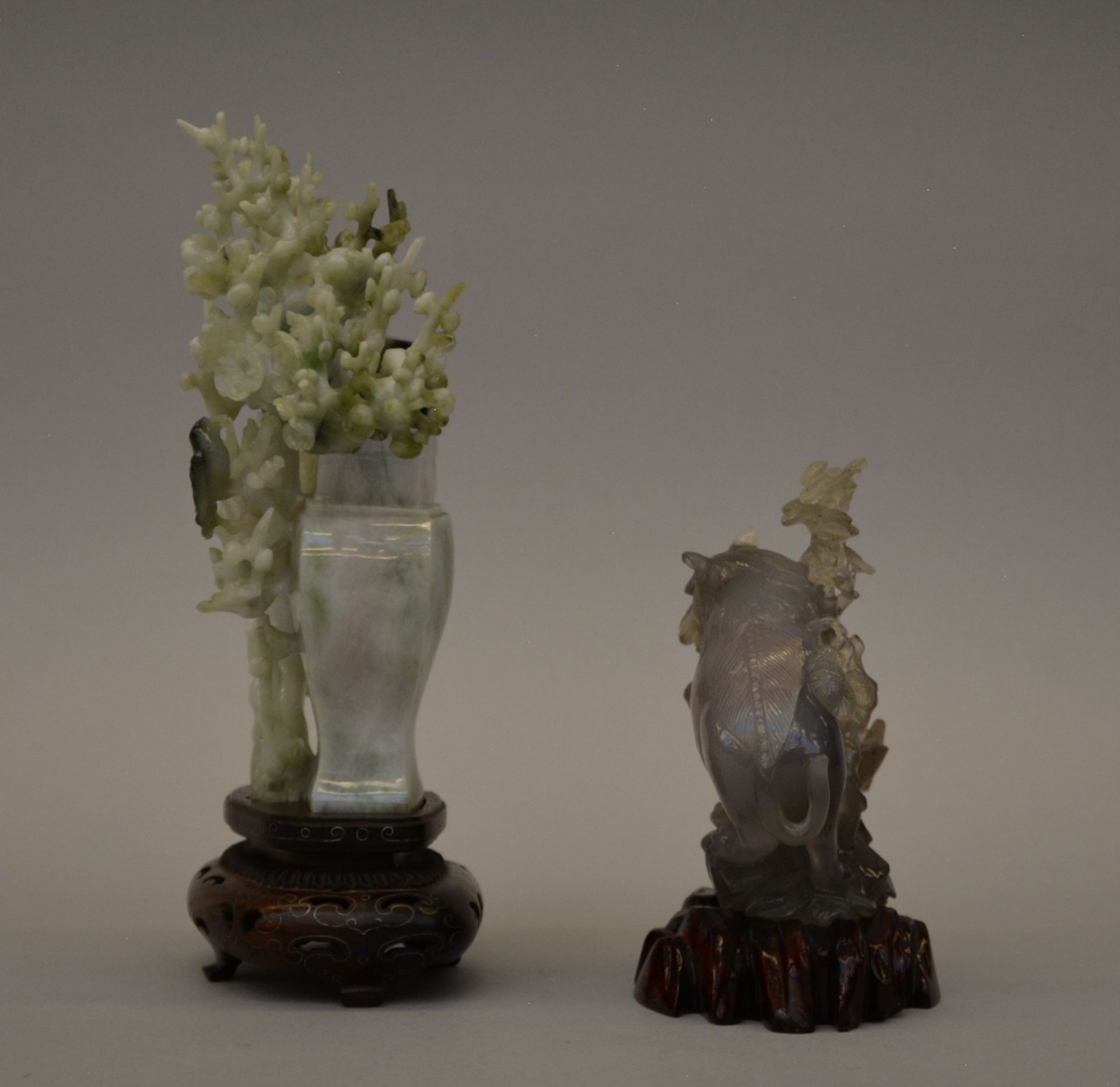 Two Chinese gemstone carvings (small vase with cover and dog with puppy), 20thC, both with wooden - Bild 2 aus 7