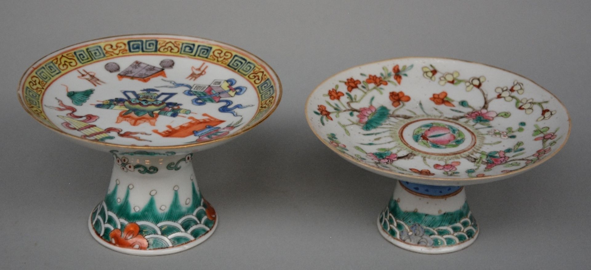 Various Chinese polychrome decorated bowls with cover, plates and brush pots, ca. 1900, H 4,5 > 12 - Bild 2 aus 7