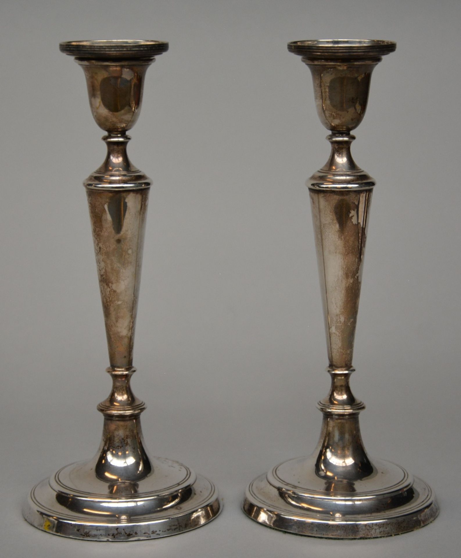 A pair of English Neo-classical silver candlesticks, hallmark London, dated 1978, H 23,5 cm, Total - Bild 3 aus 7