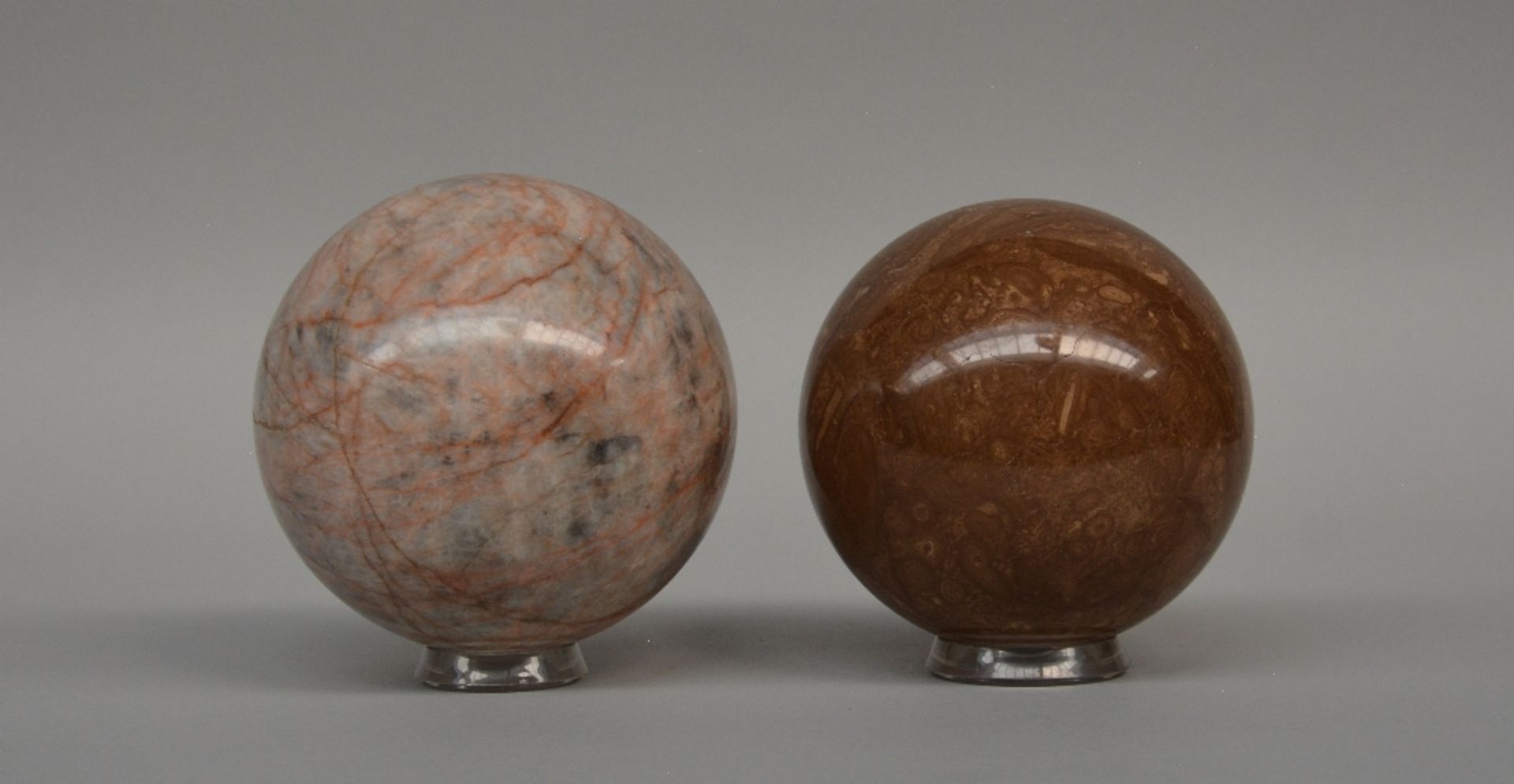 Two decorative marble balls on acrylic bases, H 14 - 15,5 cm - Bild 2 aus 4