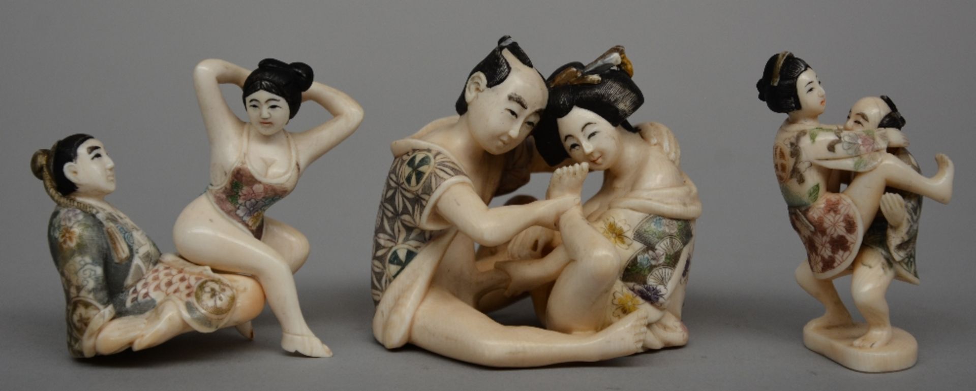Five ivory erotic sculptures, Japanese style, scrimshaw decorated, first half of 20thC, H 3 - 7 - Bild 2 aus 10
