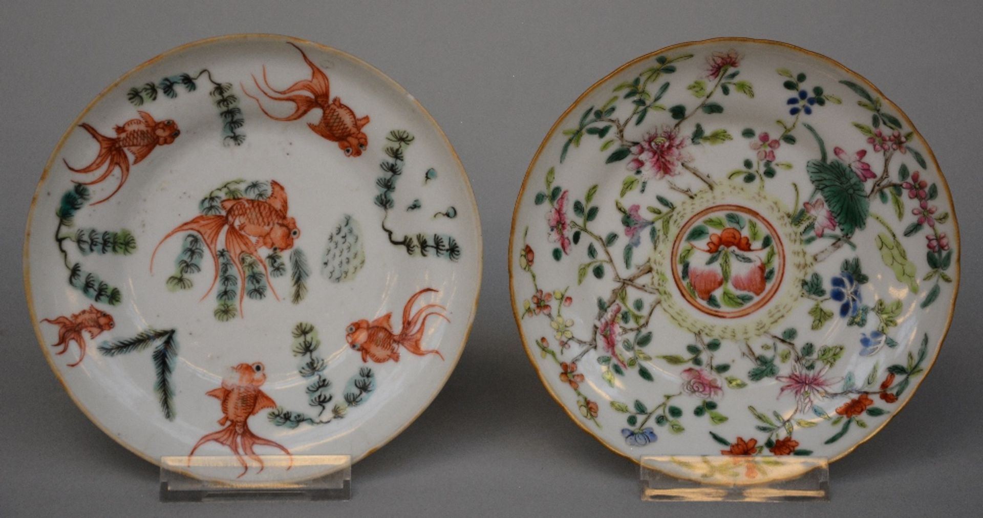 Ten Chinese polychrome decorated plates depicting figures, flowers, fishermen, birds, and peaches, - Bild 6 aus 12