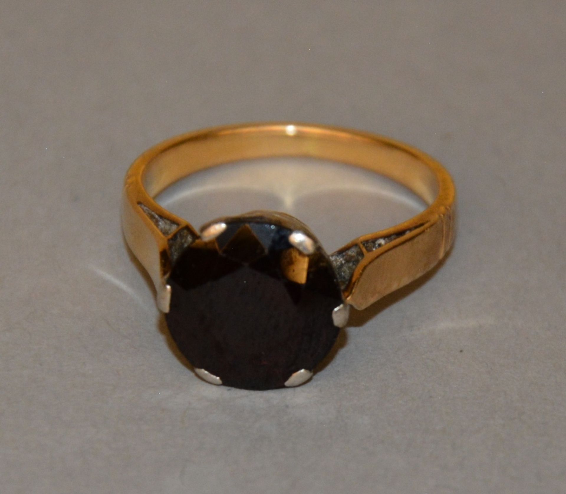 A ring in 18ct yellow and white gold, mounted with an amethyst, Total weight 4,5 g - Bild 2 aus 3