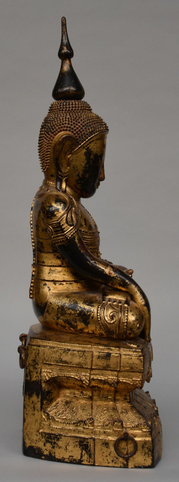 An Oriental gilt wooden sculpture of a seated Buddha, 18th/19thC, H 88 cm - Image 4 of 4