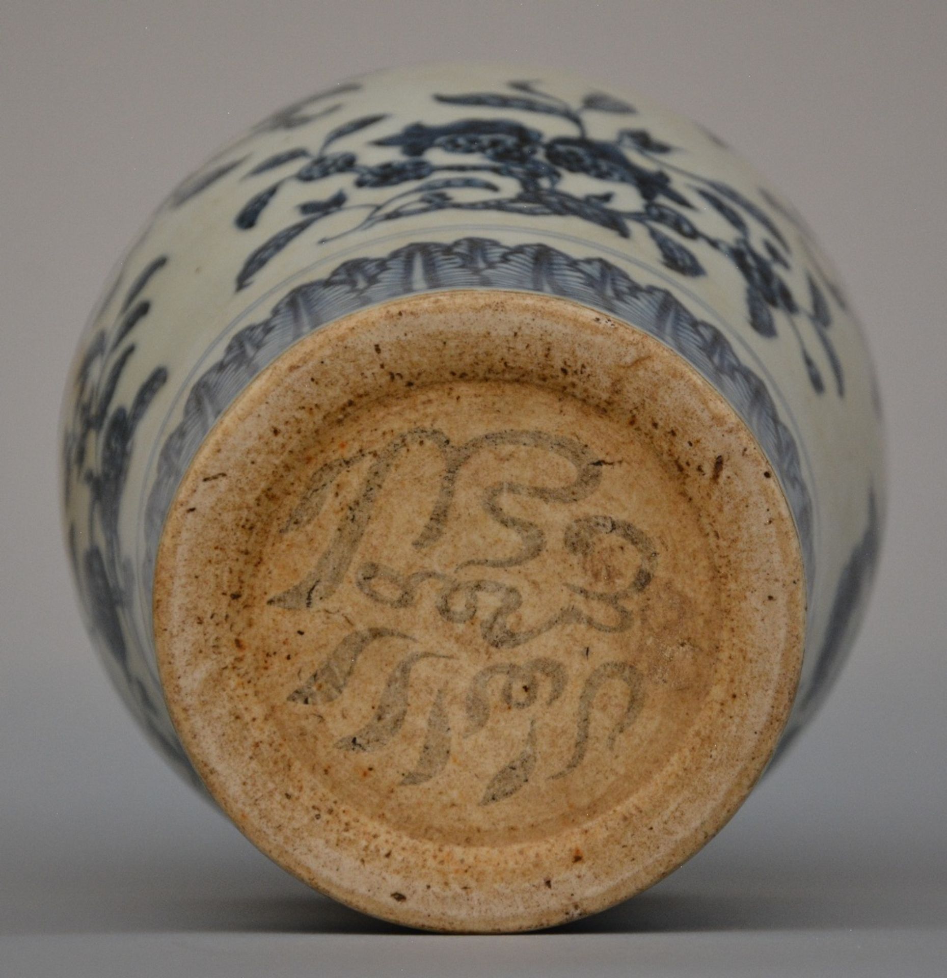 A Chinese blue and white decorated Meiping vase with floral decoration, probably 17thC, H 28,5 cm ( - Bild 6 aus 6