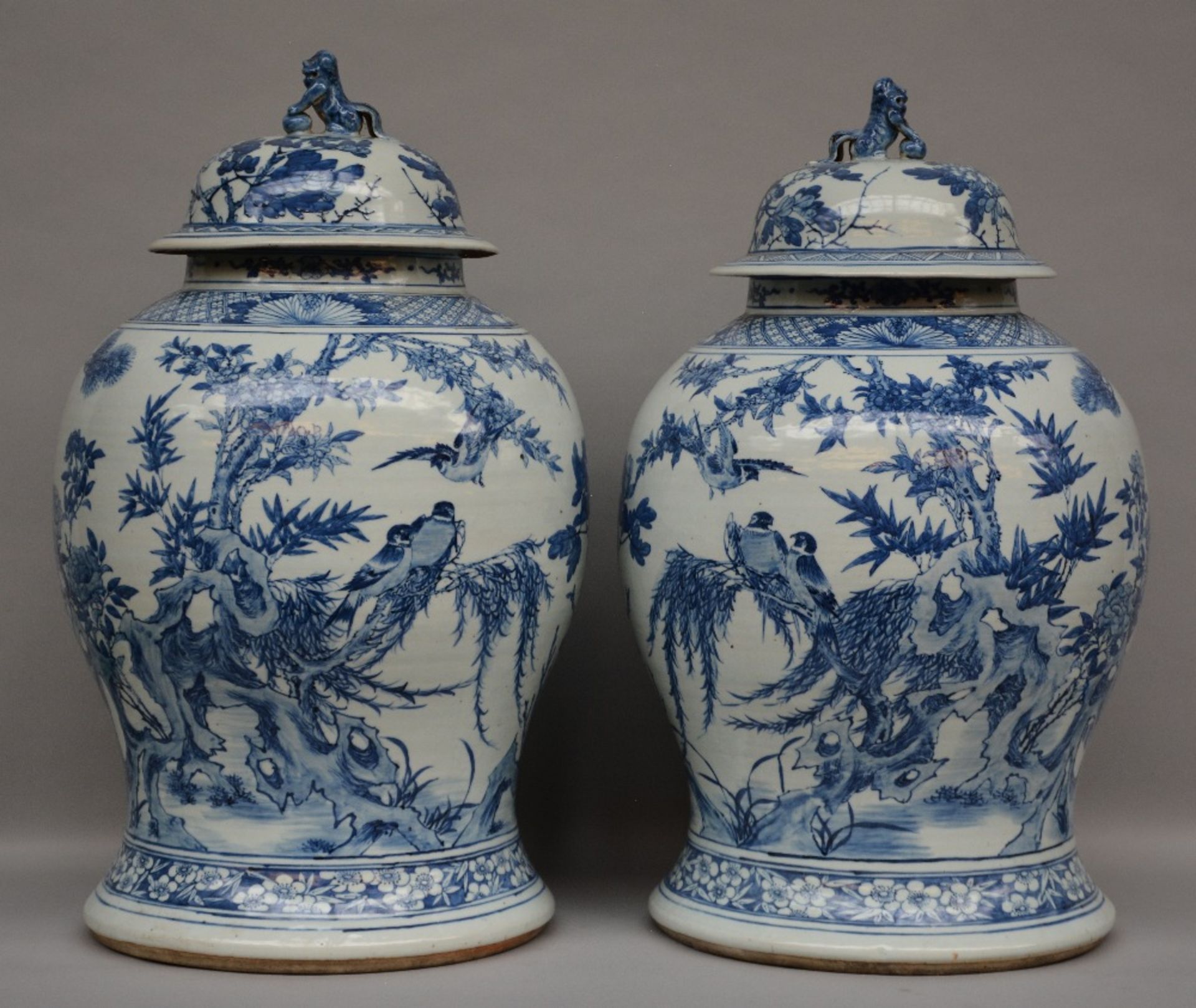 A pair of impressive Chinese blue and white vases with cover, decorated with the image of birds on a - Bild 3 aus 9
