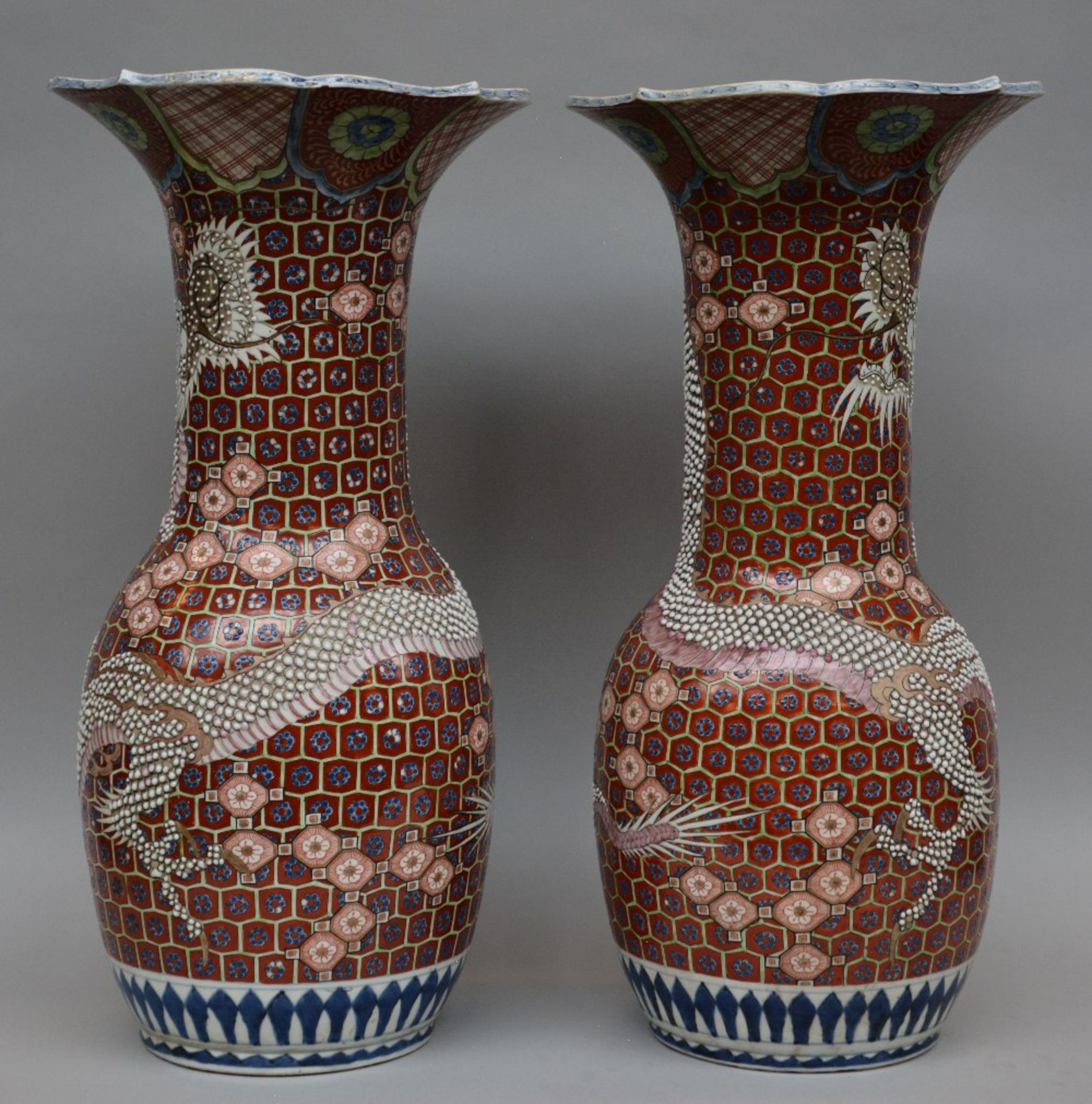 A pair of exceptional Japanese polychrome vases with relief decorations of dragons, marked, 19thC, H - Bild 5 aus 8