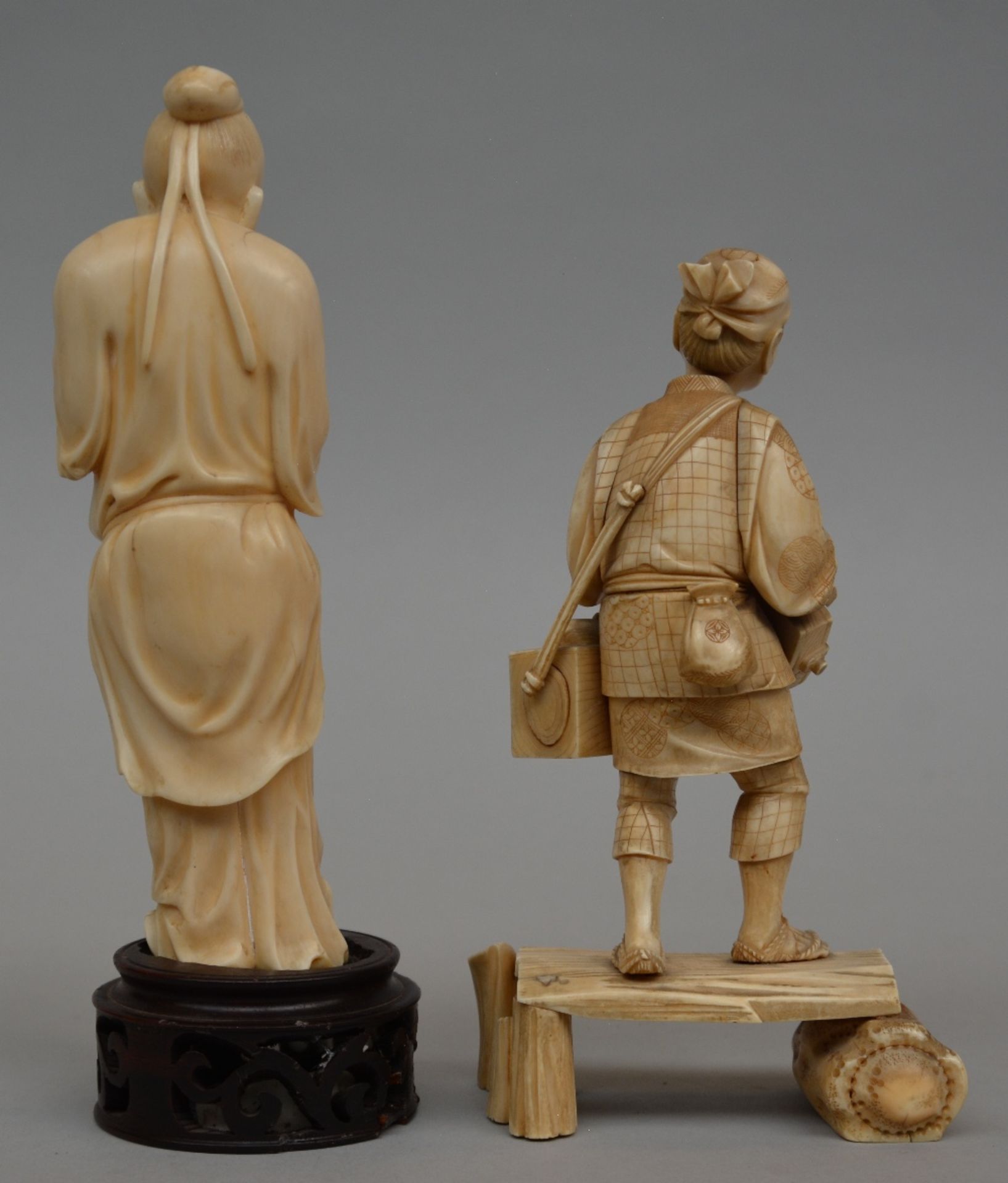 A Japanese ivory okimono figure of a peddler, scrimshaw decorated, Meiji period, H 20 cm; added a - Image 3 of 8