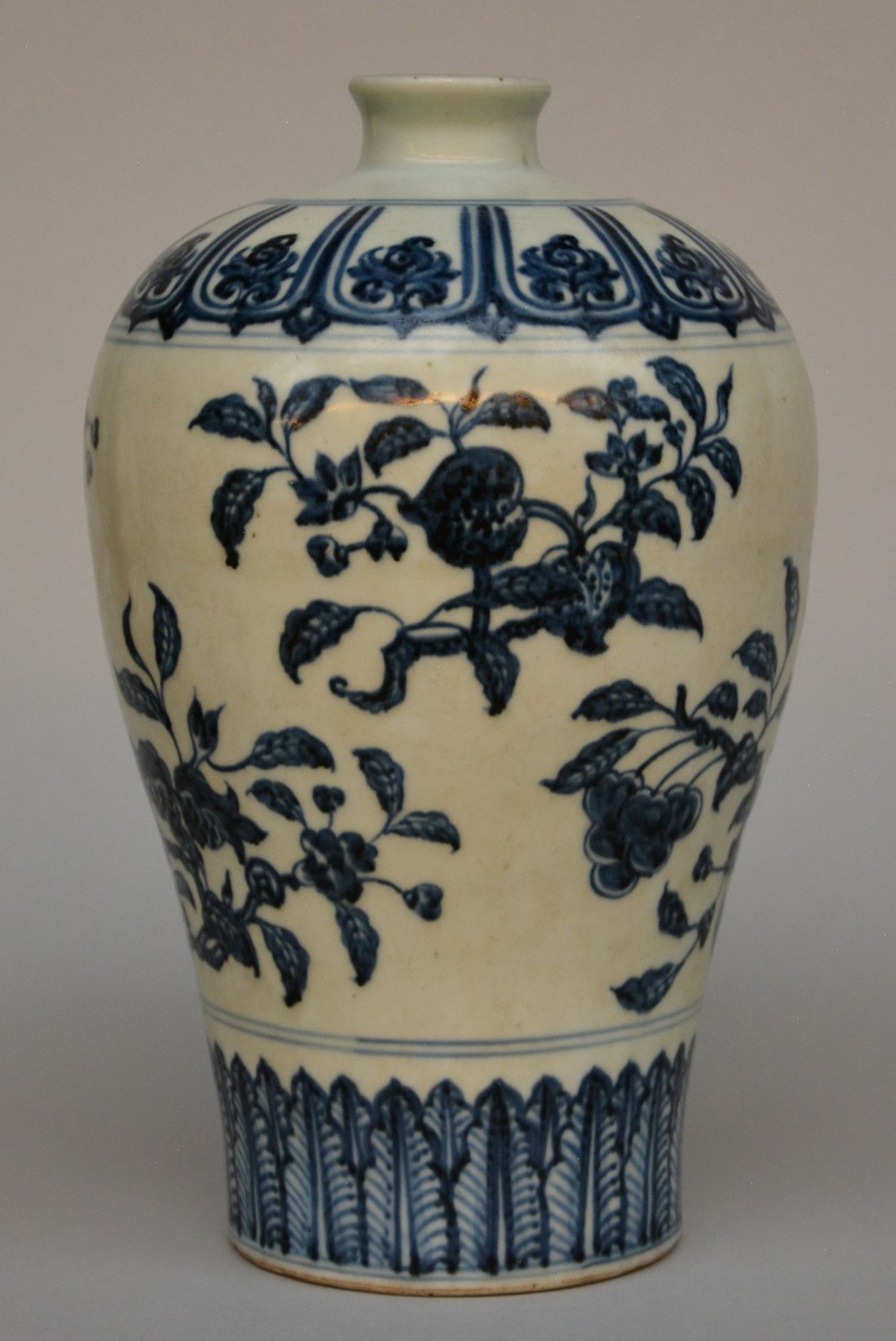 A Chinese blue and white decorated Meiping vase with floral decoration, probably 17thC, H 28,5 cm (