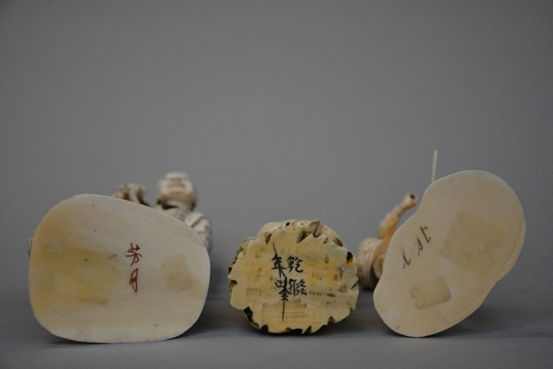 Two Japanese ivory okimono figures of a peddler with son and a street musician with monkey, both - Image 5 of 5