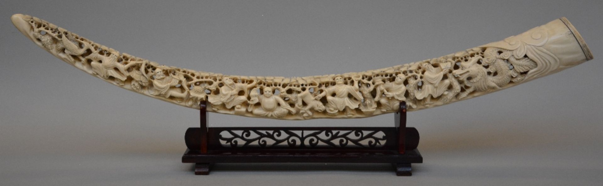 An ivory tusk carved with animated scenes, on a matching wooden base, first half of 20thC, L 86,5 - Bild 4 aus 7