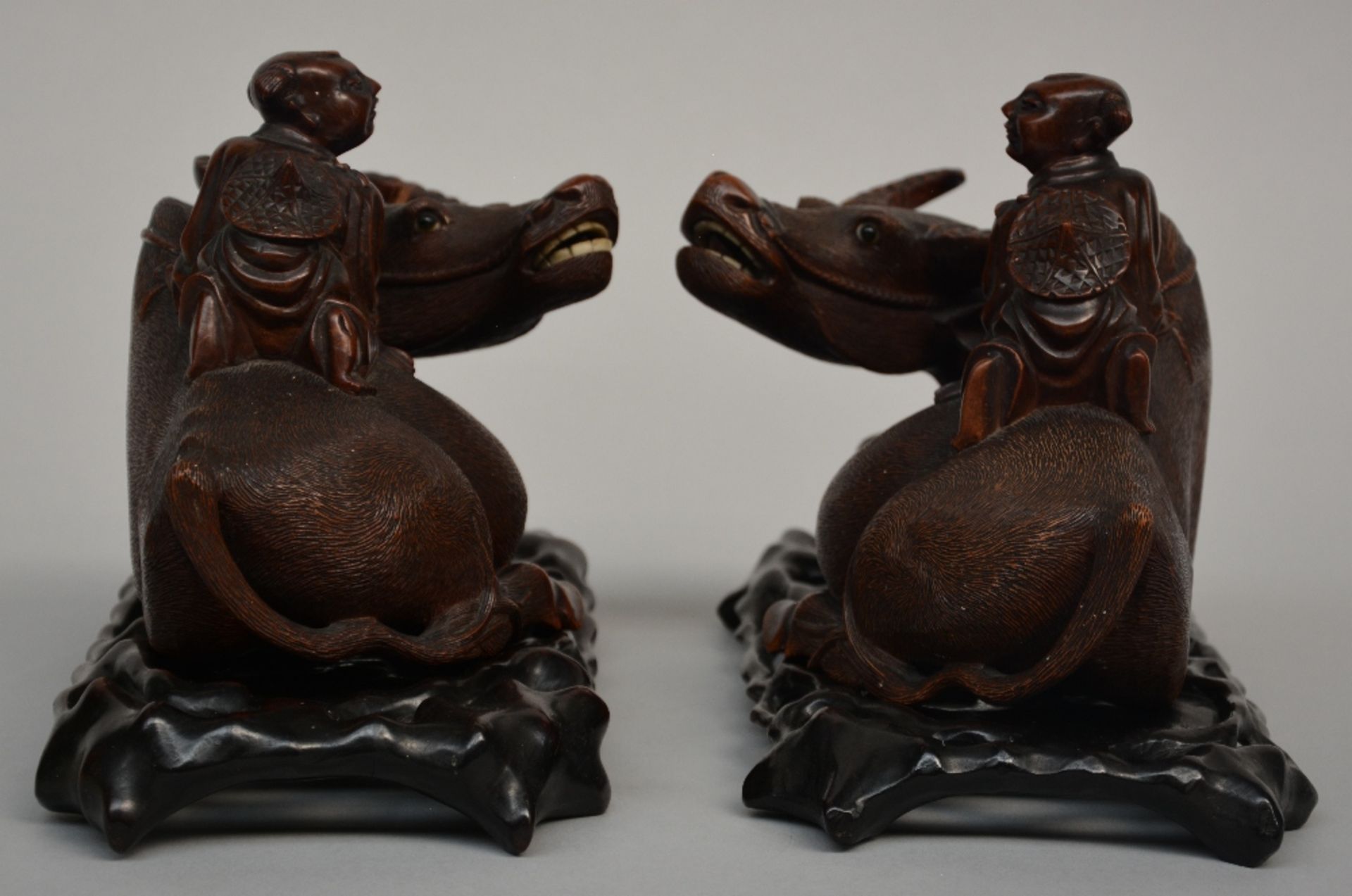 A pair of Chinese wooden carved children figures on a lying buffalo, on a wooden base, H 18 - B 29 - Bild 2 aus 8