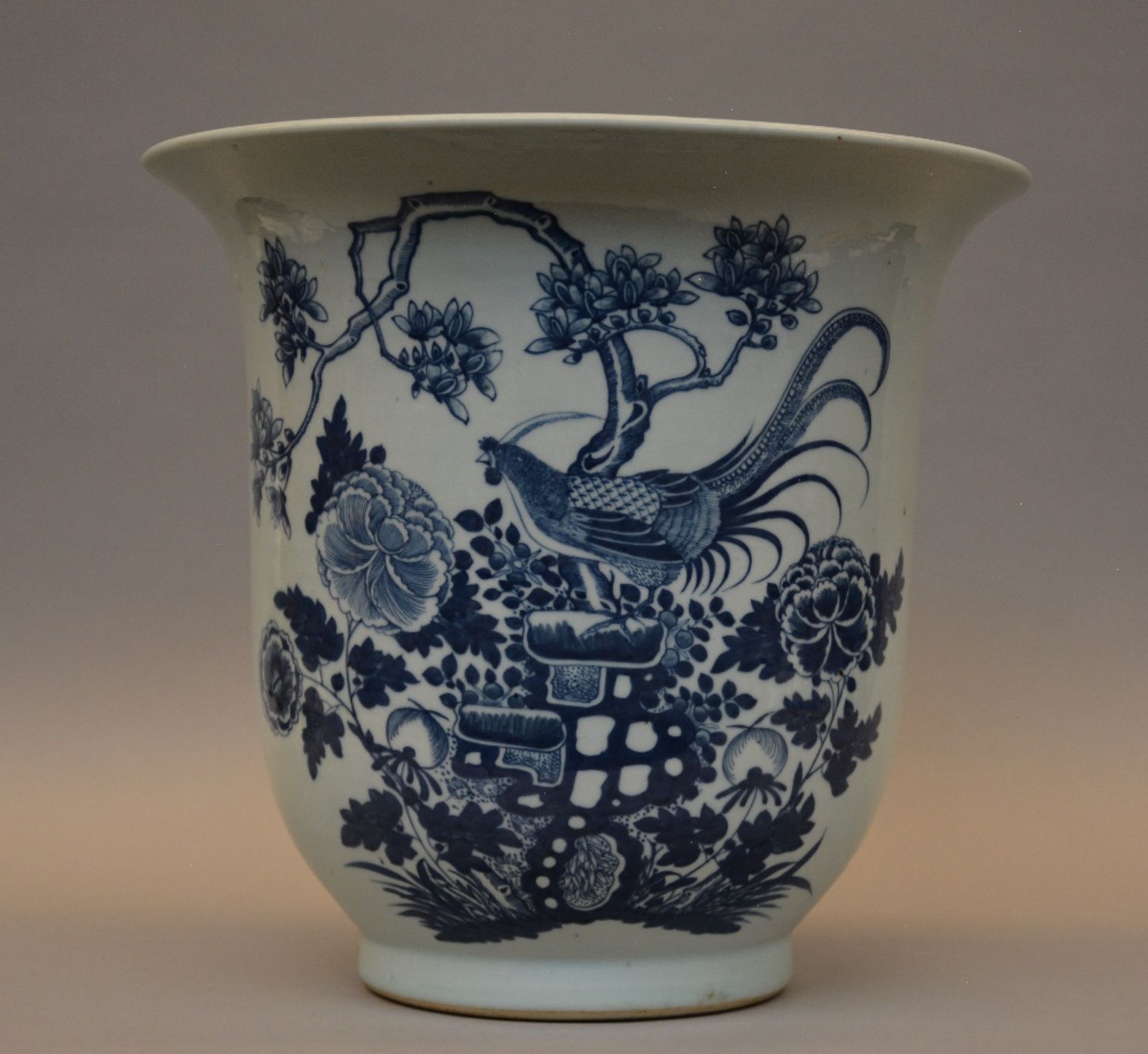 A Chinese blue and white decorated cachepot with floral decoration, painted with birds, H 37,5 - - Bild 3 aus 7