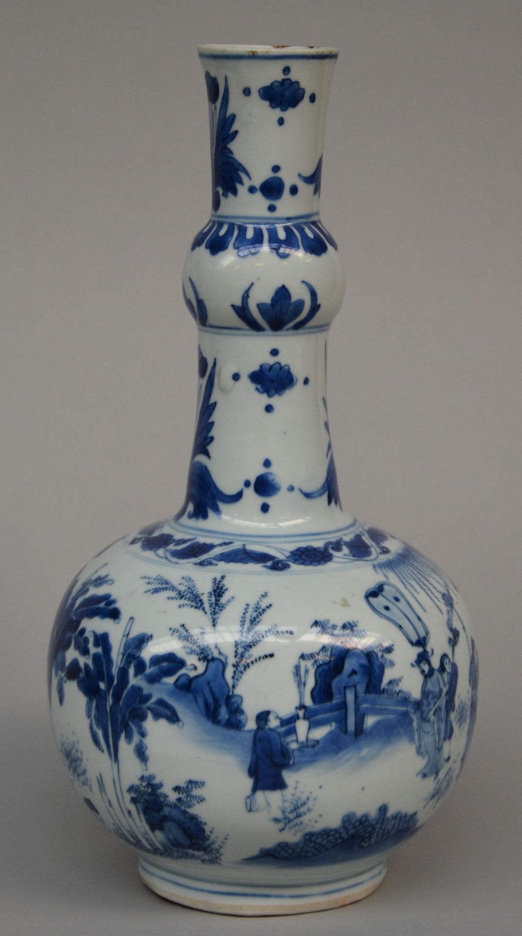 A Chinese blue and white bottle-shaped vase decorated with a genre scene in a garden, Transitional - Bild 4 aus 8