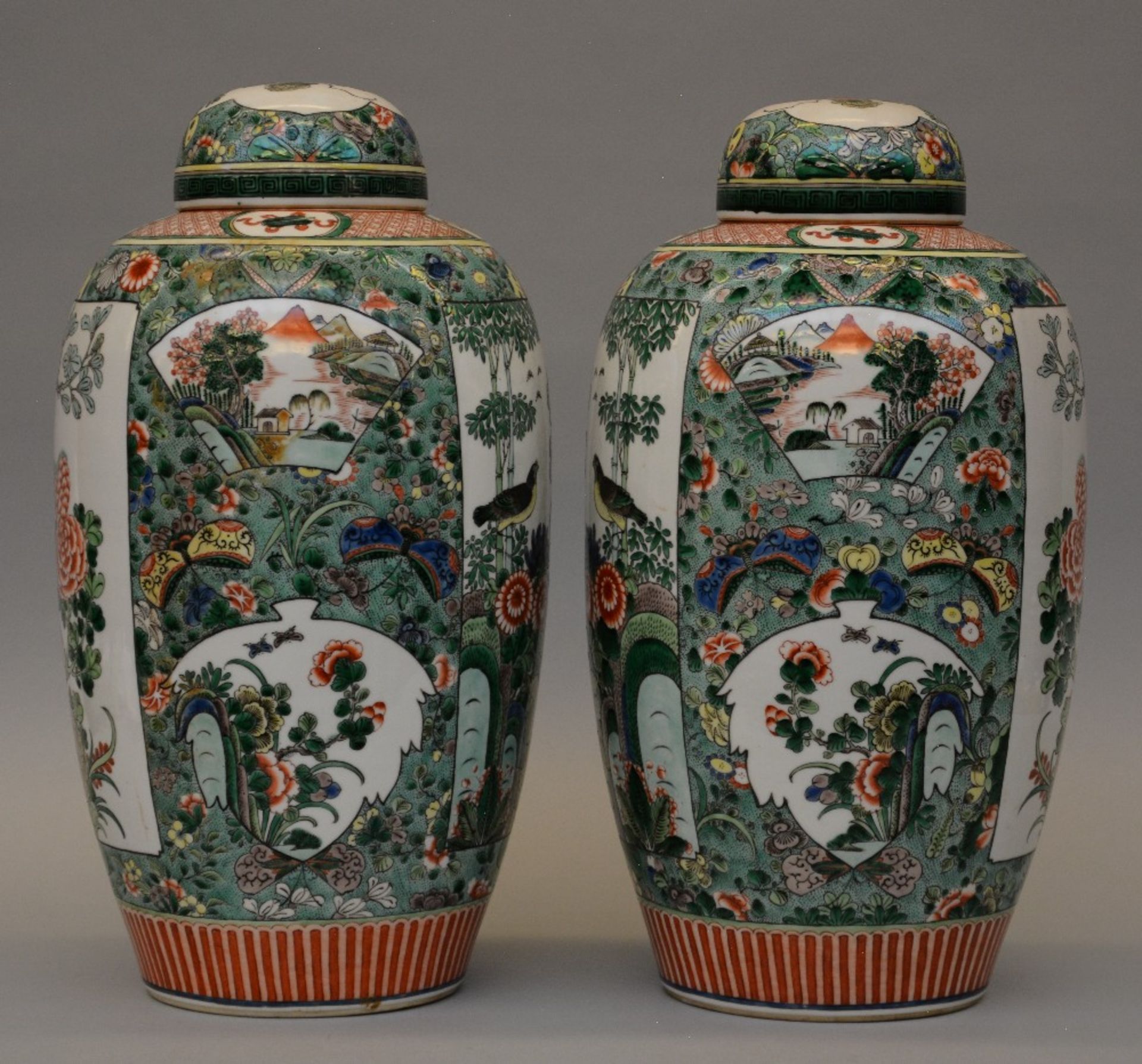 A pair of Chinese famille verte pots with cover, painted with floral motifs, birds and a - Bild 2 aus 8